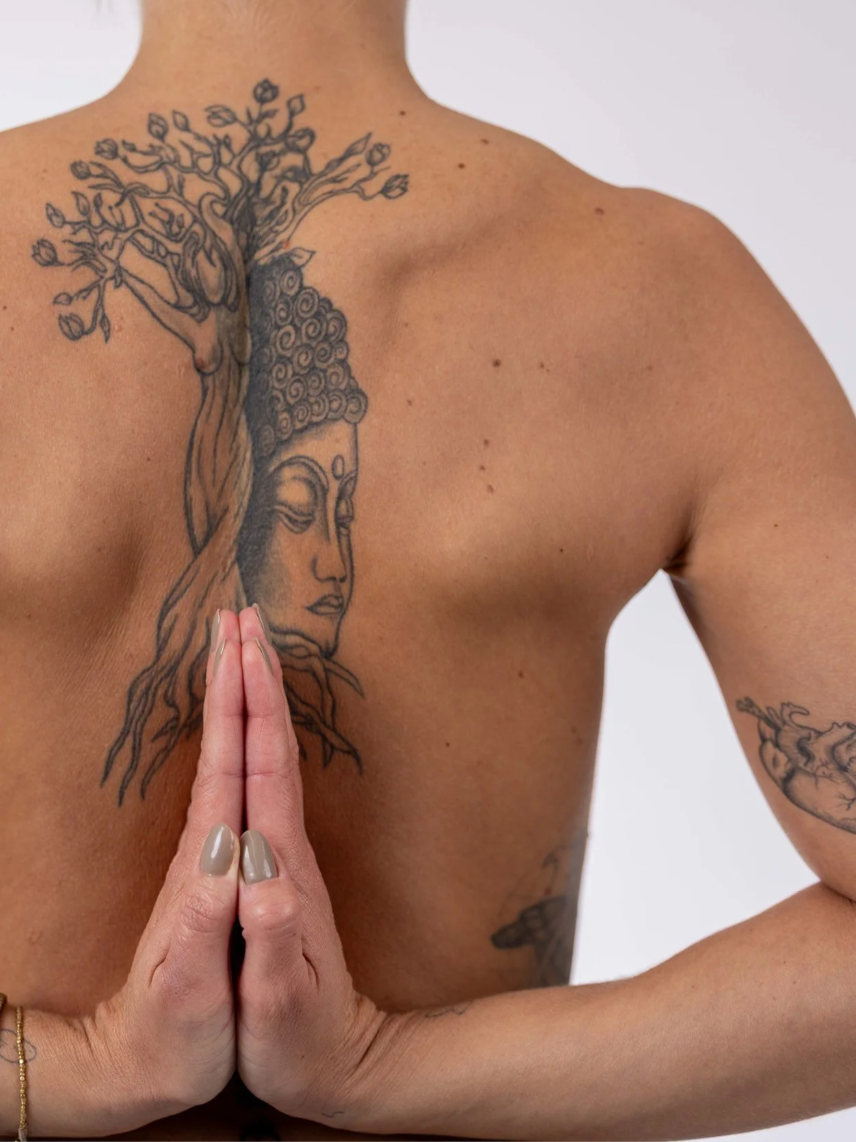 Sabine Fellinger in einer ruhigen Yoga Pose als Symbol für den Weg zurück zur inneren Essenz – Rasatma Yoga Salzburg.