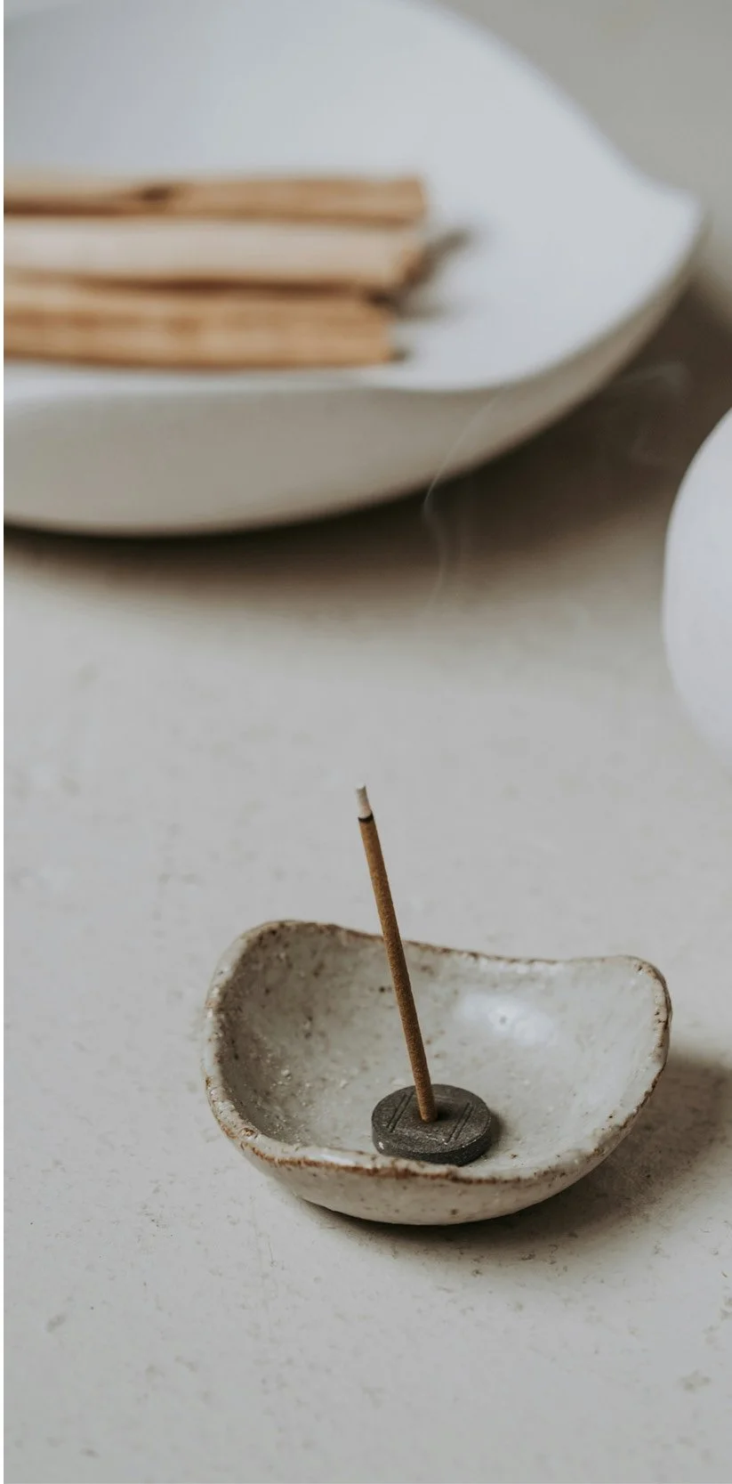 Räucherstäbchen als Symbol für Achtsamkeit, Meditation und spirituelle Praxis im Yoga.