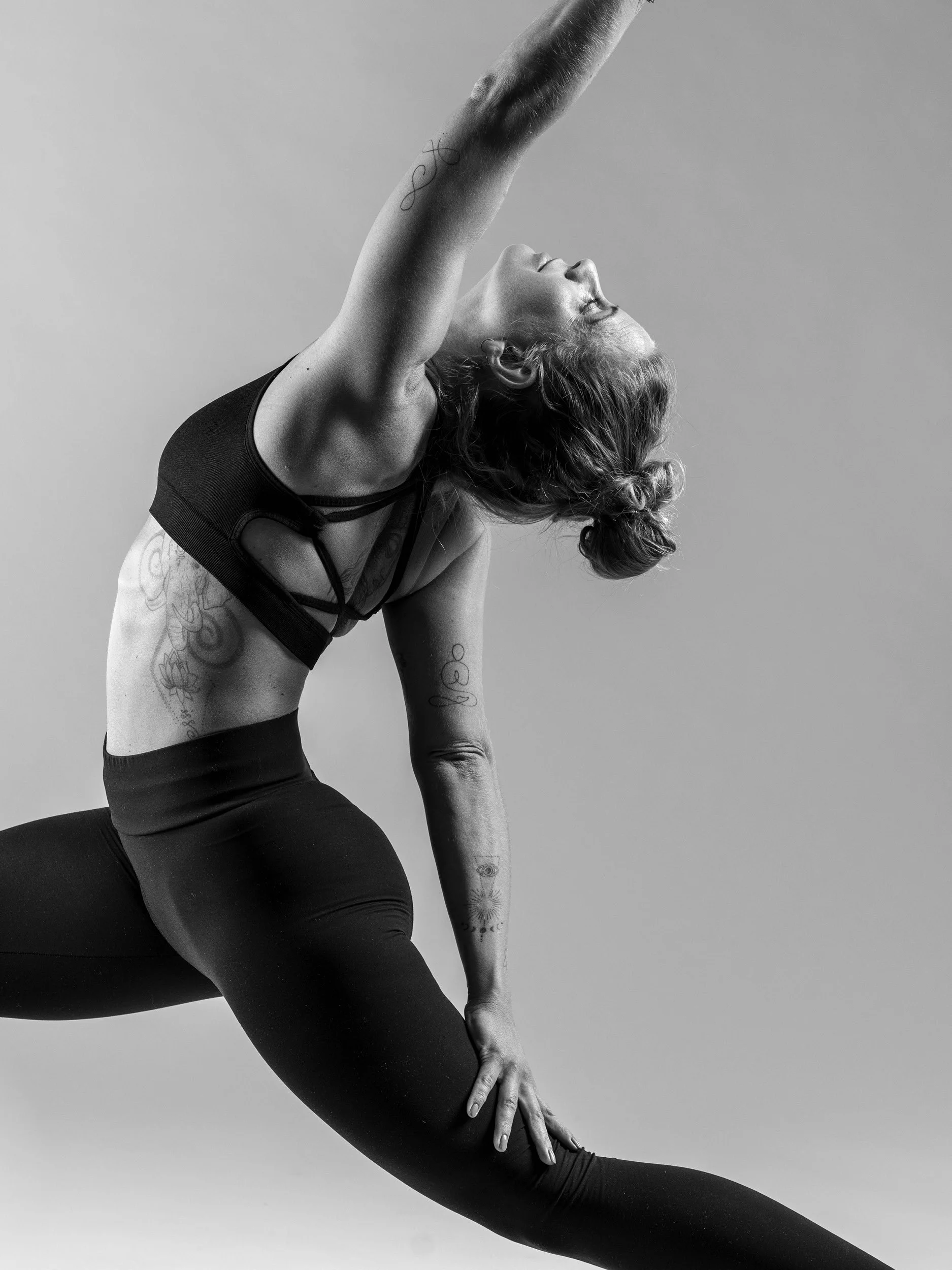 Sabine Fellinger bei einer Yoga-Pose während einer achtsamen Yoga Session von Rasatma im Raum Salzburg.