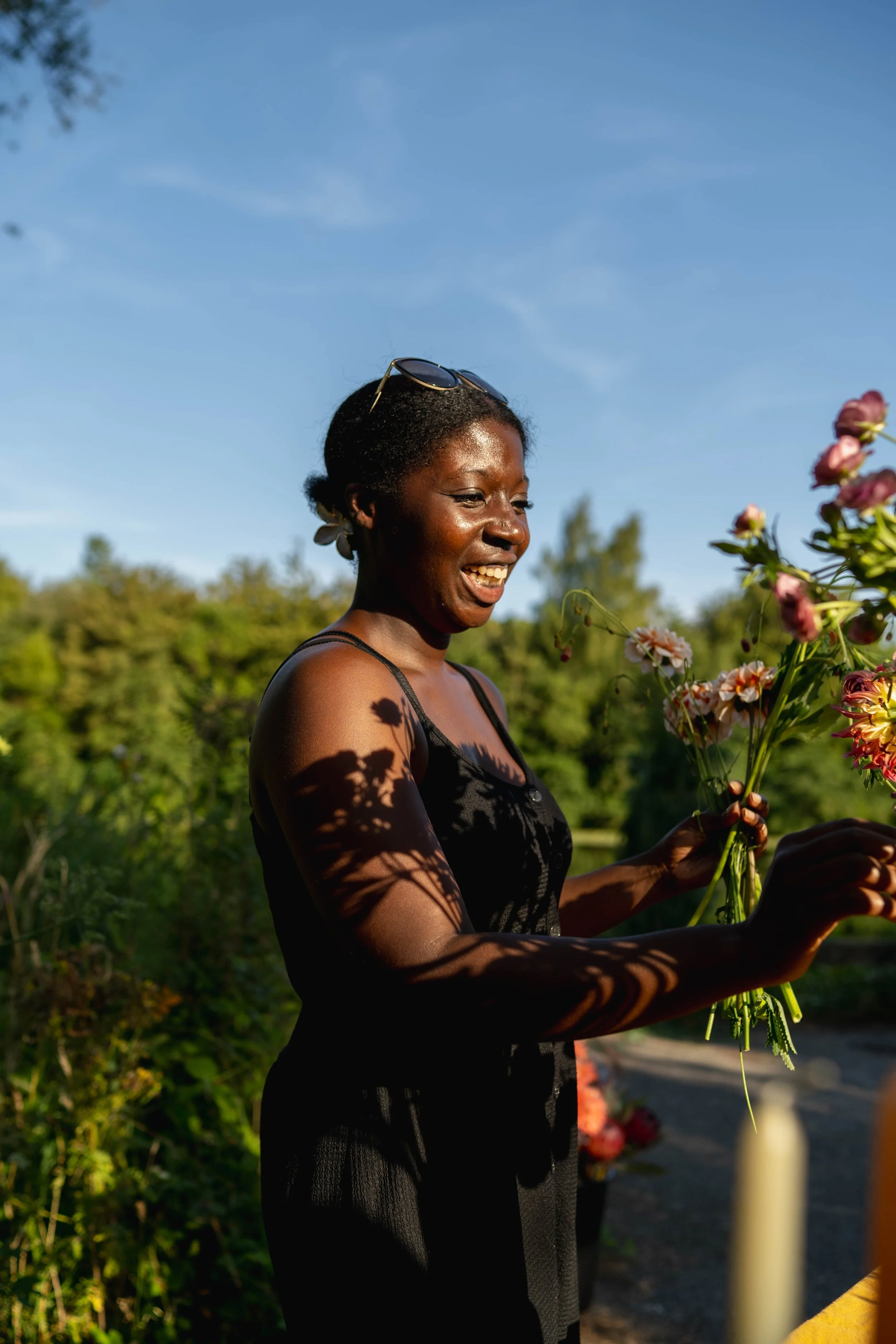 Manuela Lammers-Kyereh, founder of MK Floral Atelier, arranging seasonal flowers outdoors in Zoetermeer.
