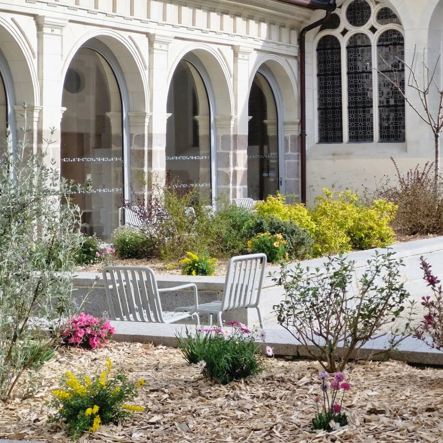 Plantation de fleurs printani&egrave;res au jardin du clo&icirc;tre du couvent des Jacobins