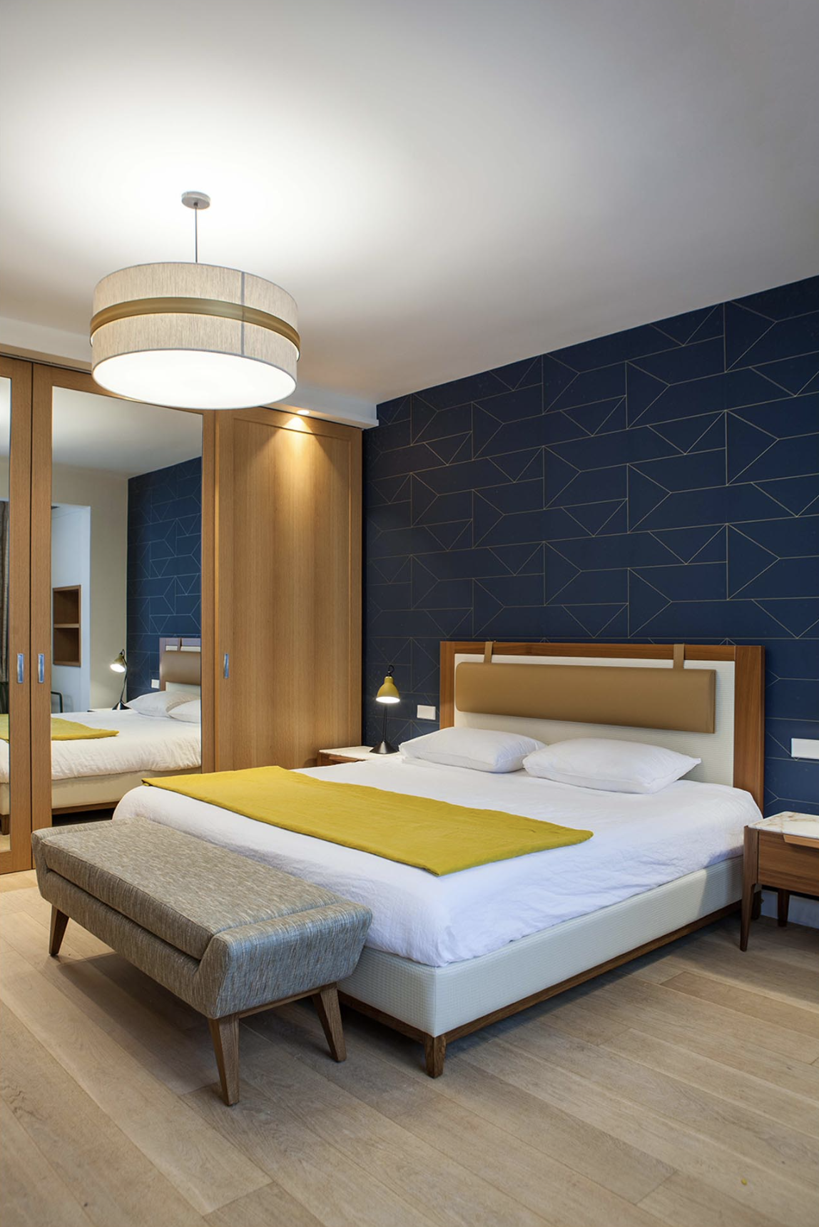 Chambre avec lit double, édredon et lumière chaude