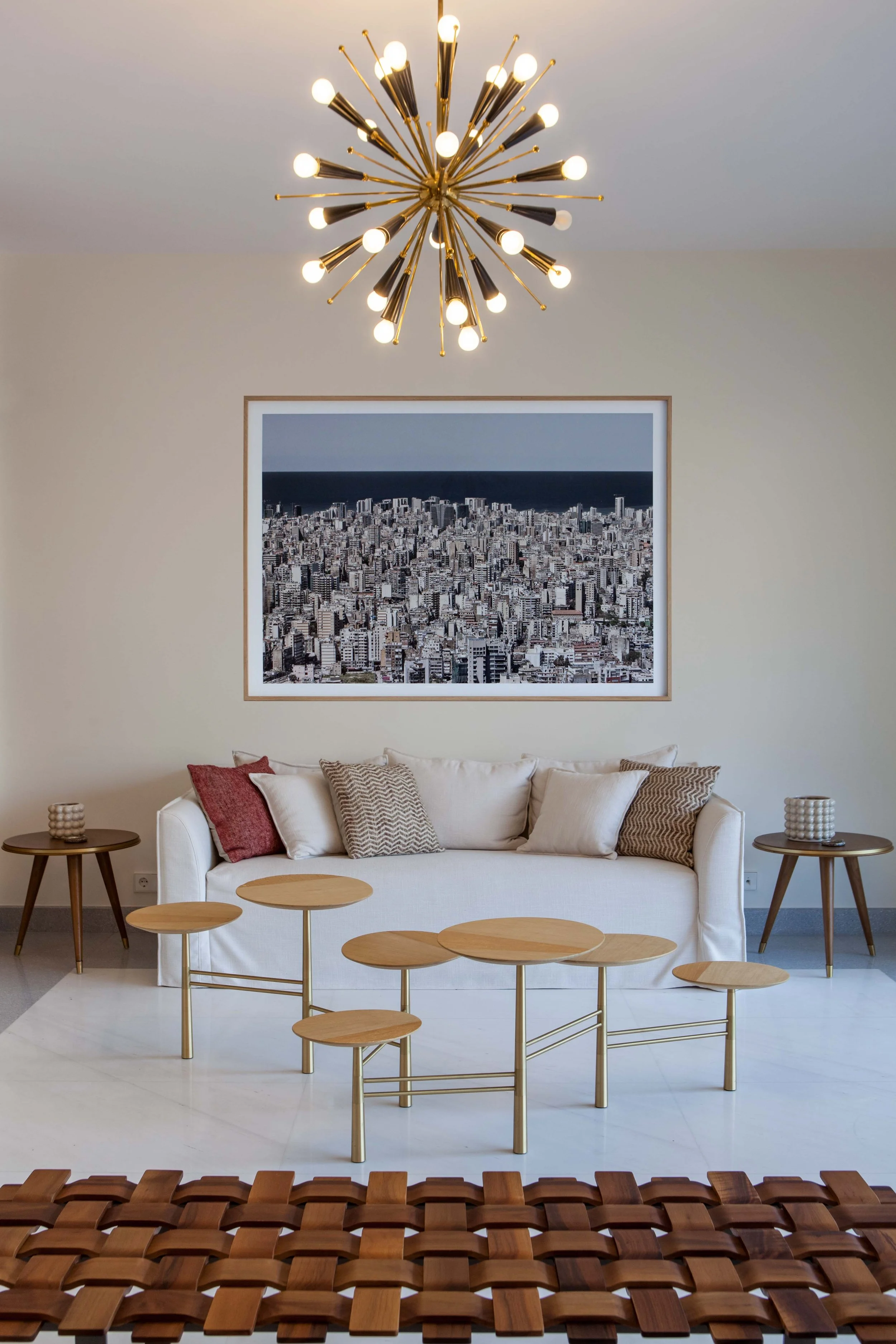 Salon avec fauteuil, tableau accroché et lustre