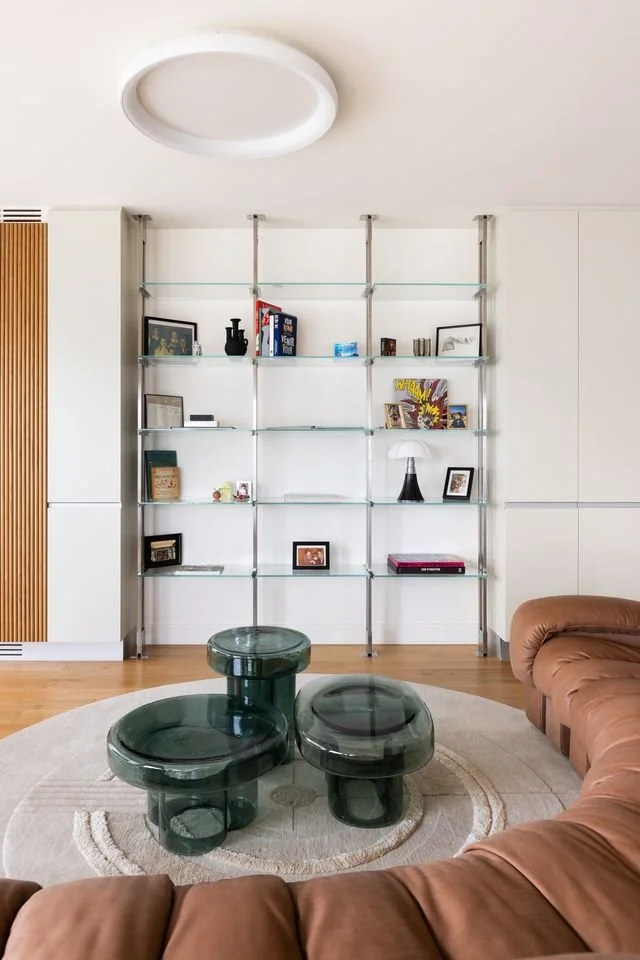 Salon design d'un appartement parisien avec table basse et canapé
