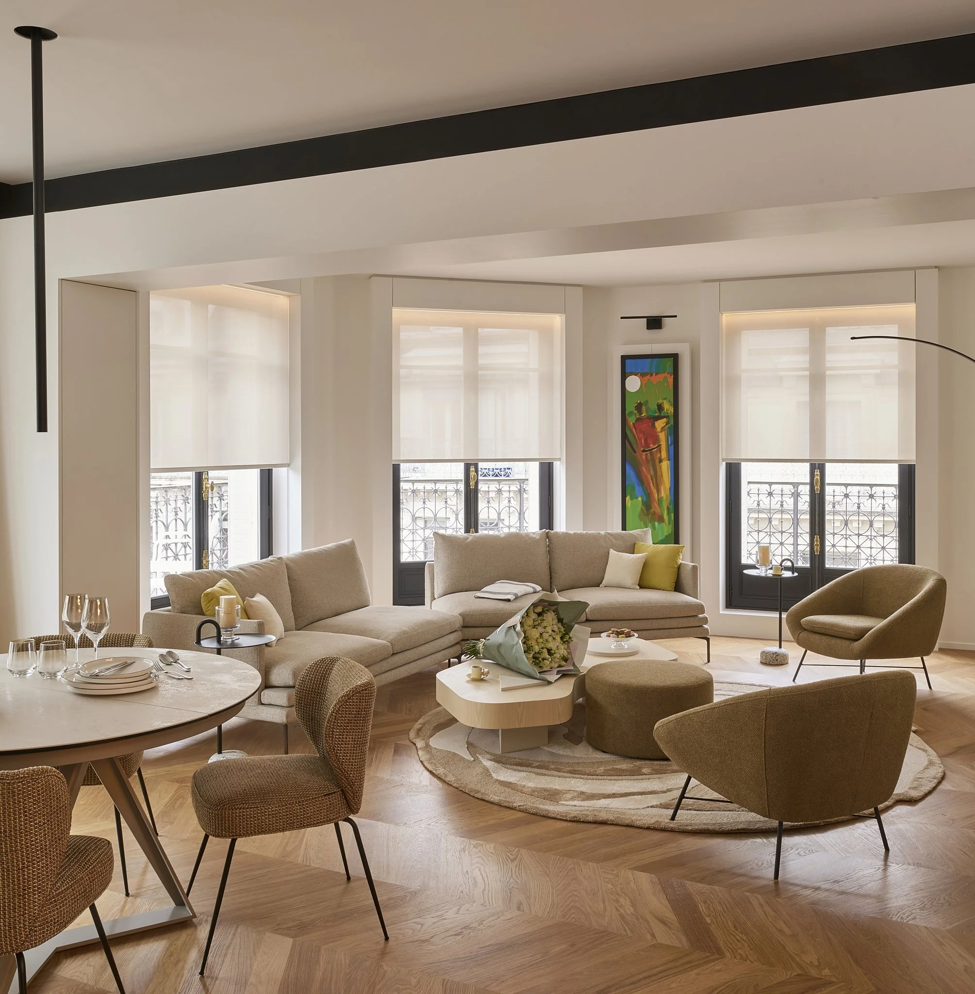 Salon intérieur d'un appartement parisien avec décoration design