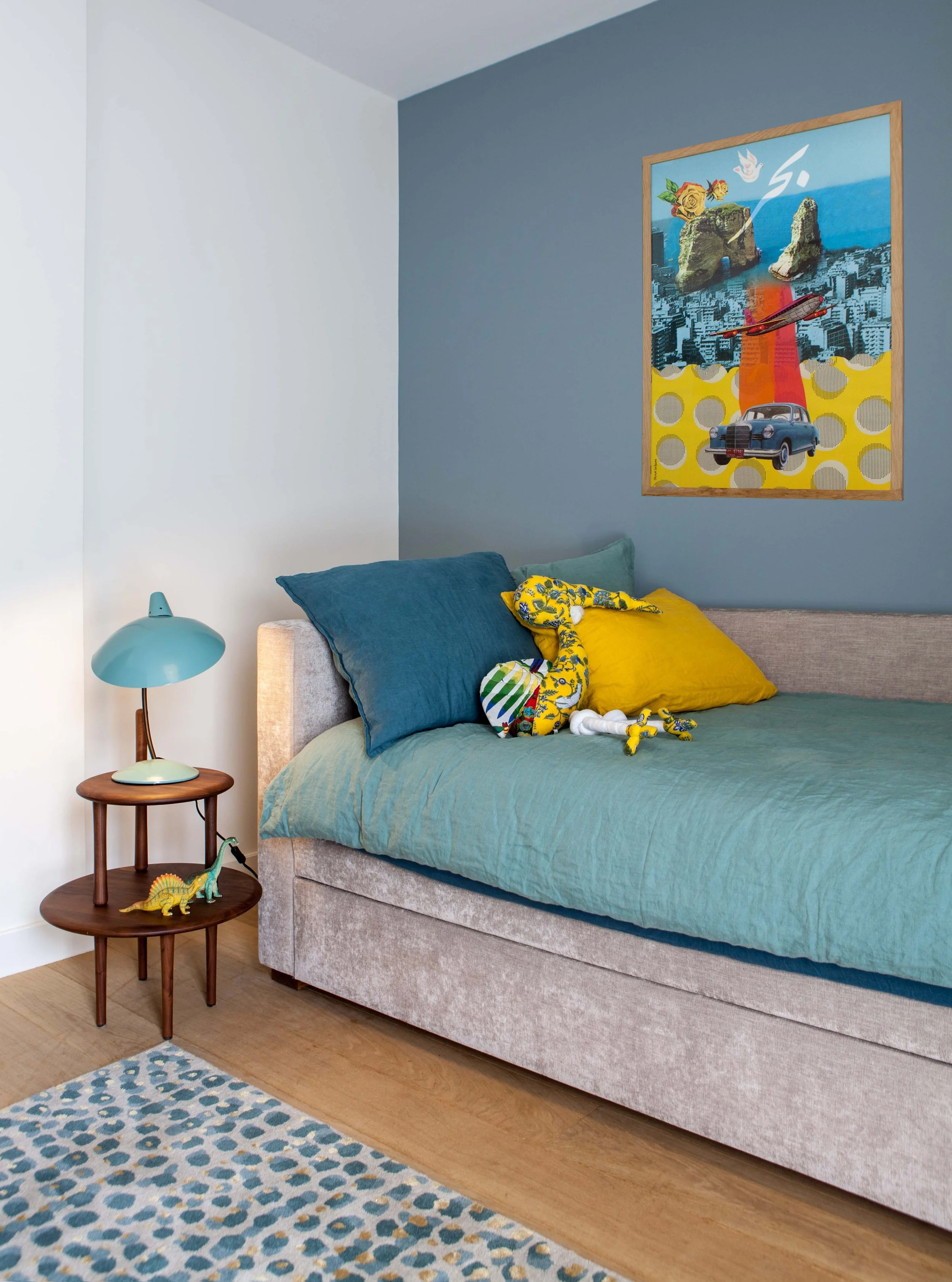 Chambre d'enfant avec lit une place et table de chevet