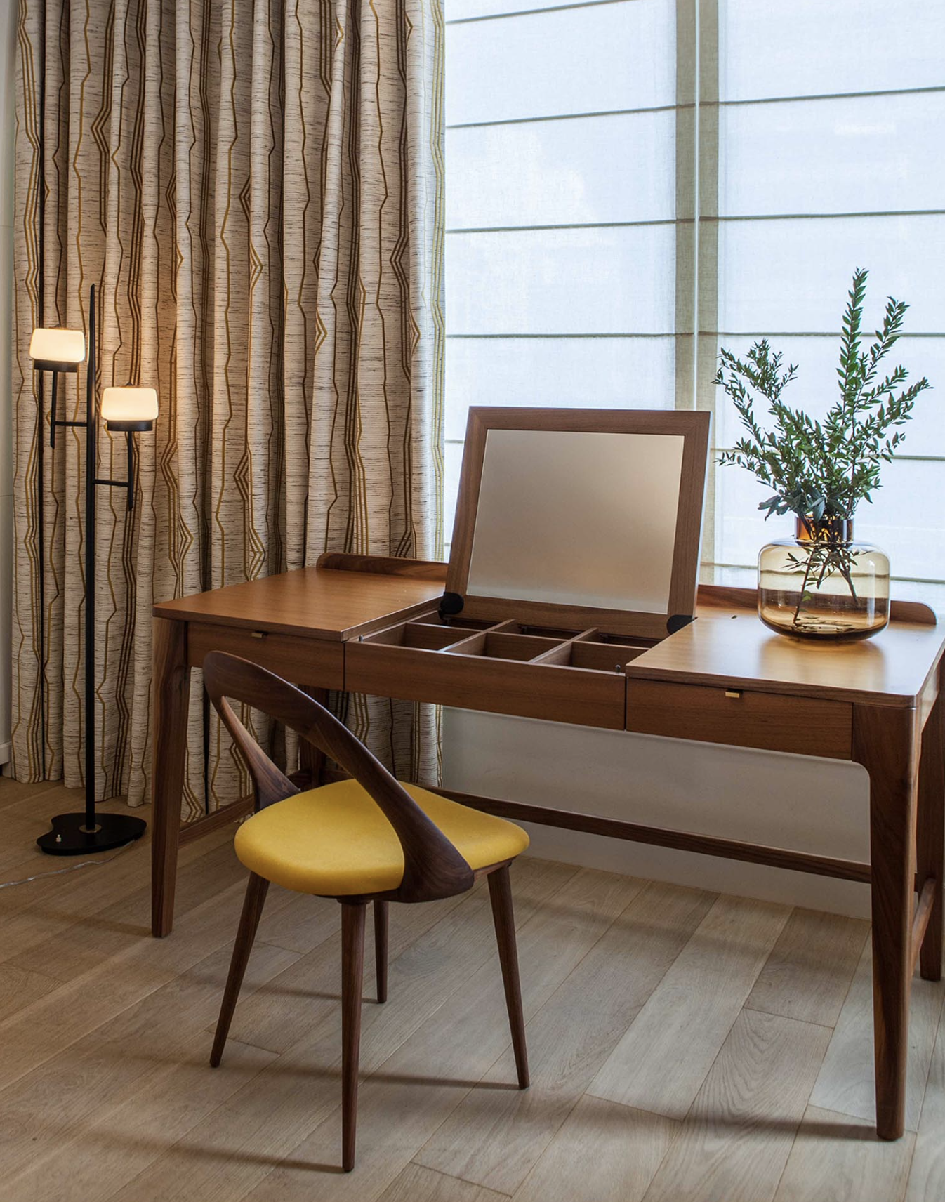 Ambiance de bureau avec table et chaise
