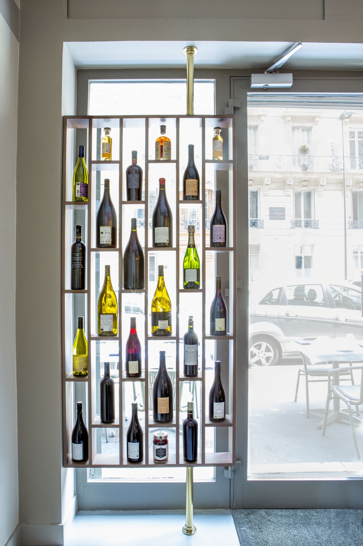Intérieur d'un restaurant avec présentation de bouteilles