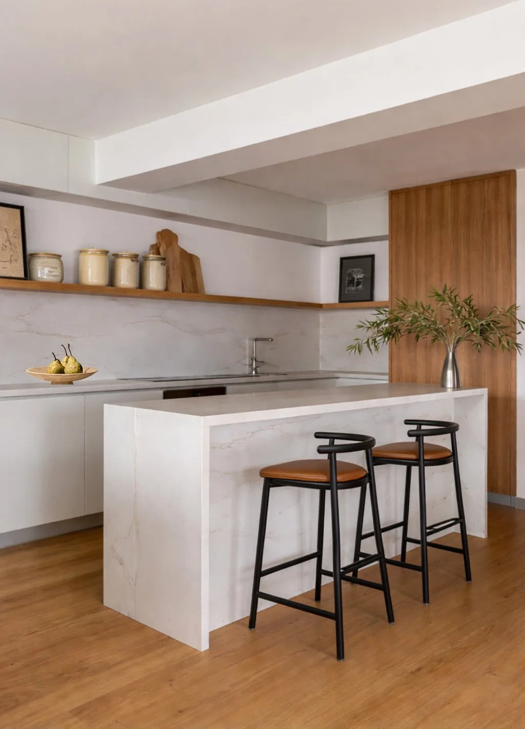 Cuisine design avec bar et chaises de bar