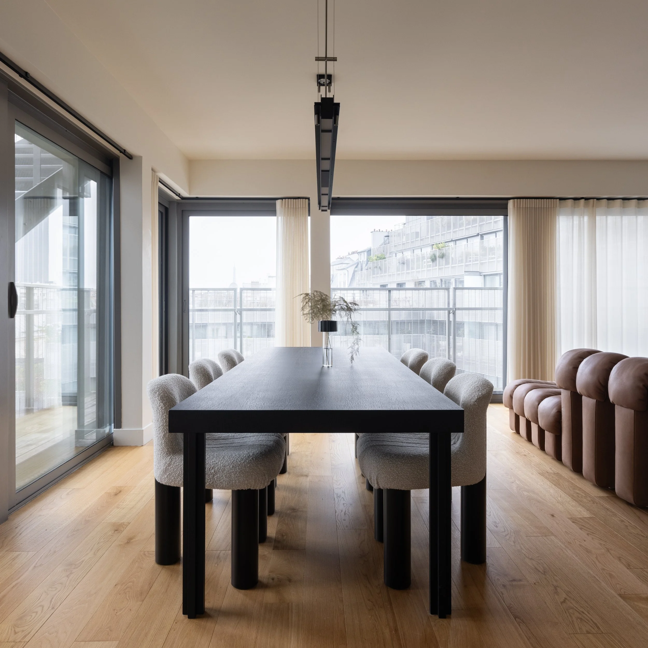 Salle à manger design d'un appartement parisien