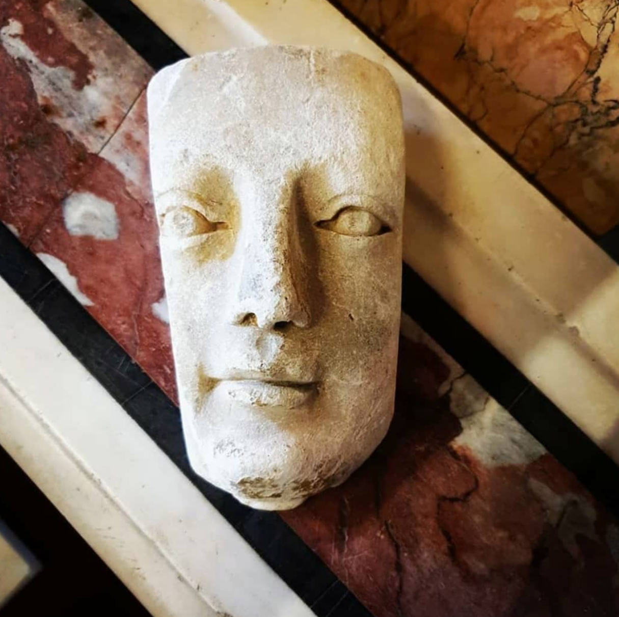 Visage en statuette représentant un individu