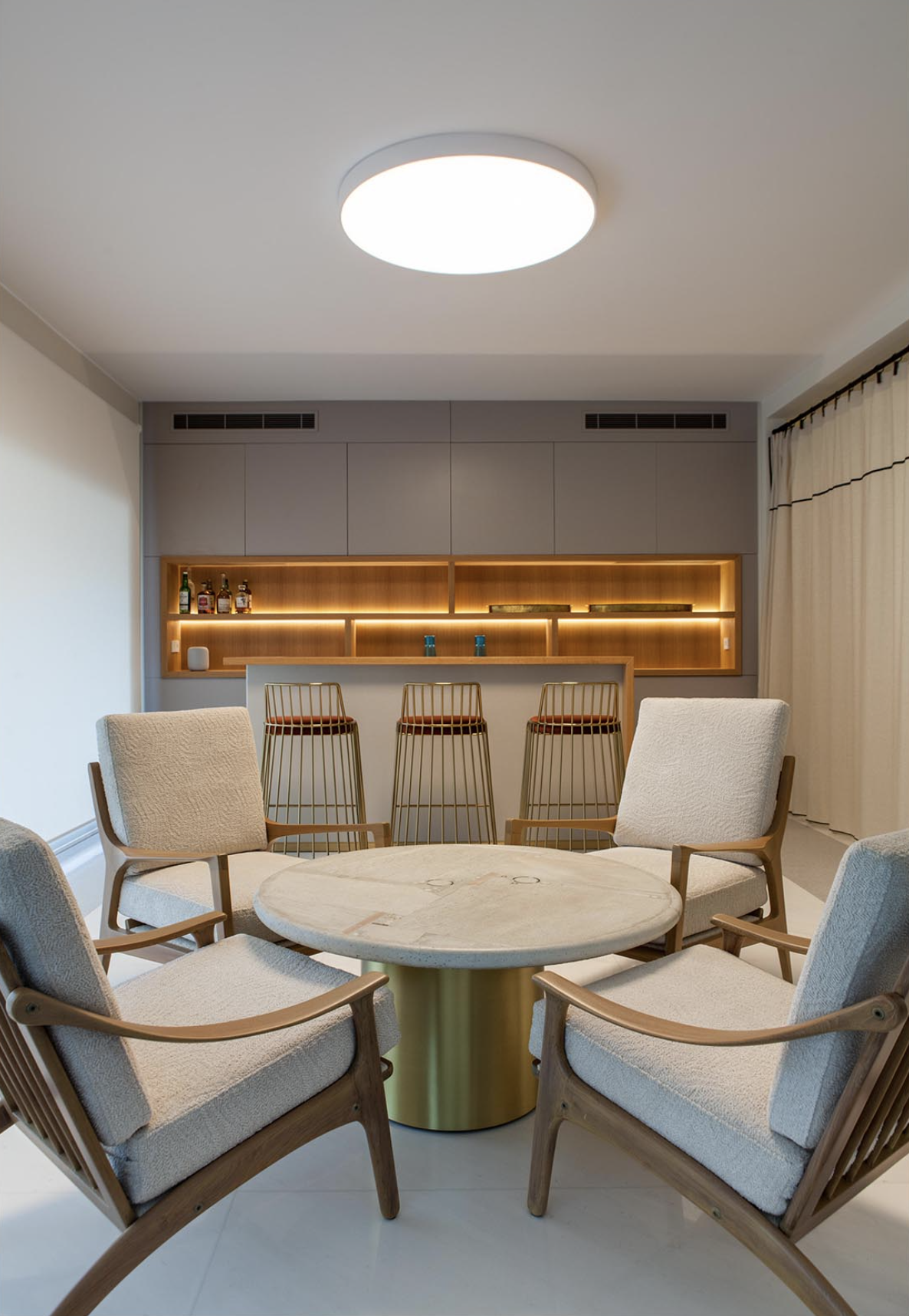 Salle de réception avec une table en marbre et chaises design