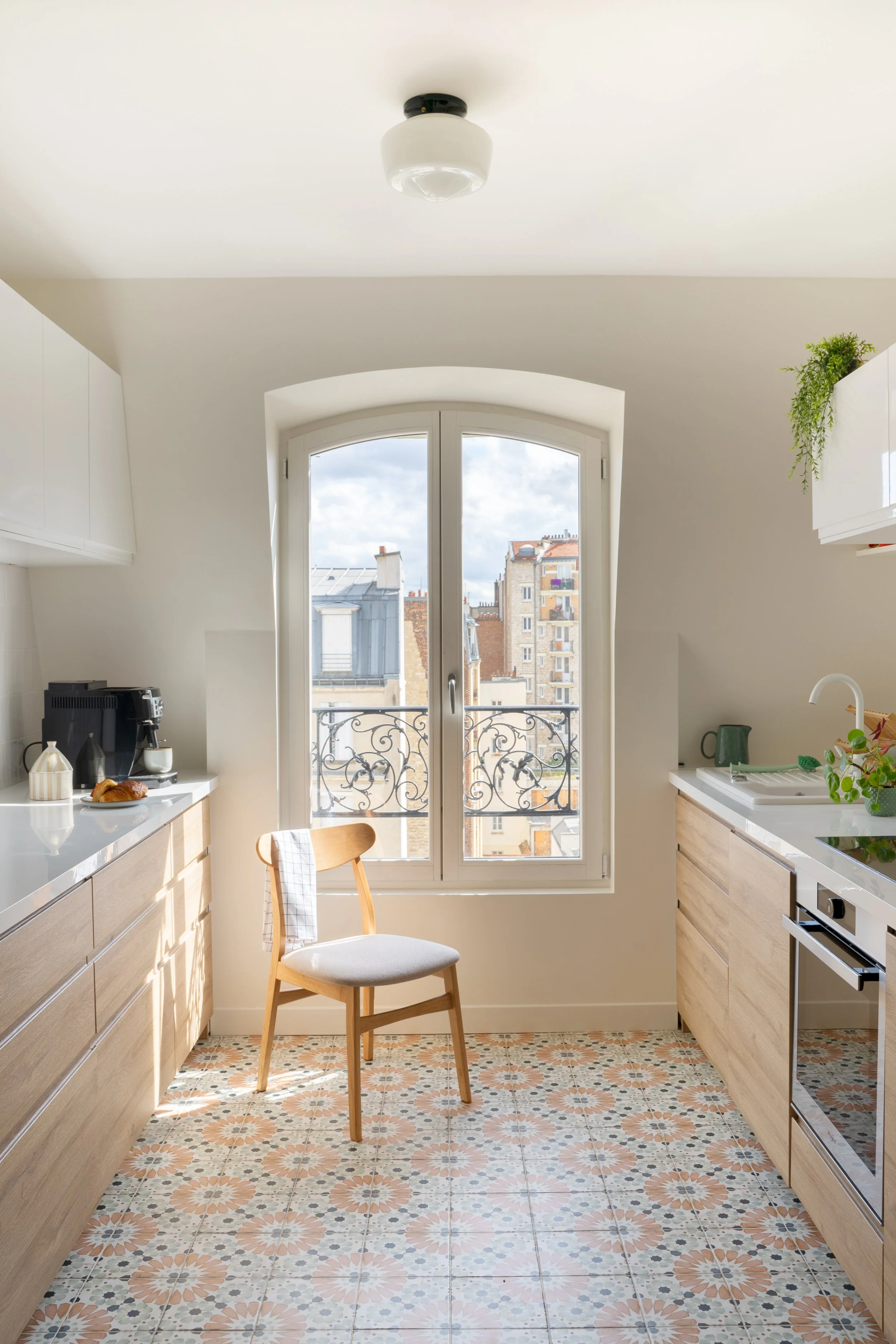 Cuisine élégante dans un appartement parisien