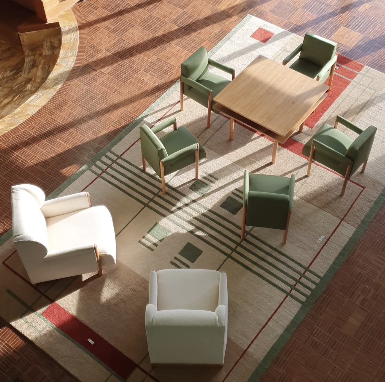 Salon d'intérieur présentant une pièce de vie avec chaises