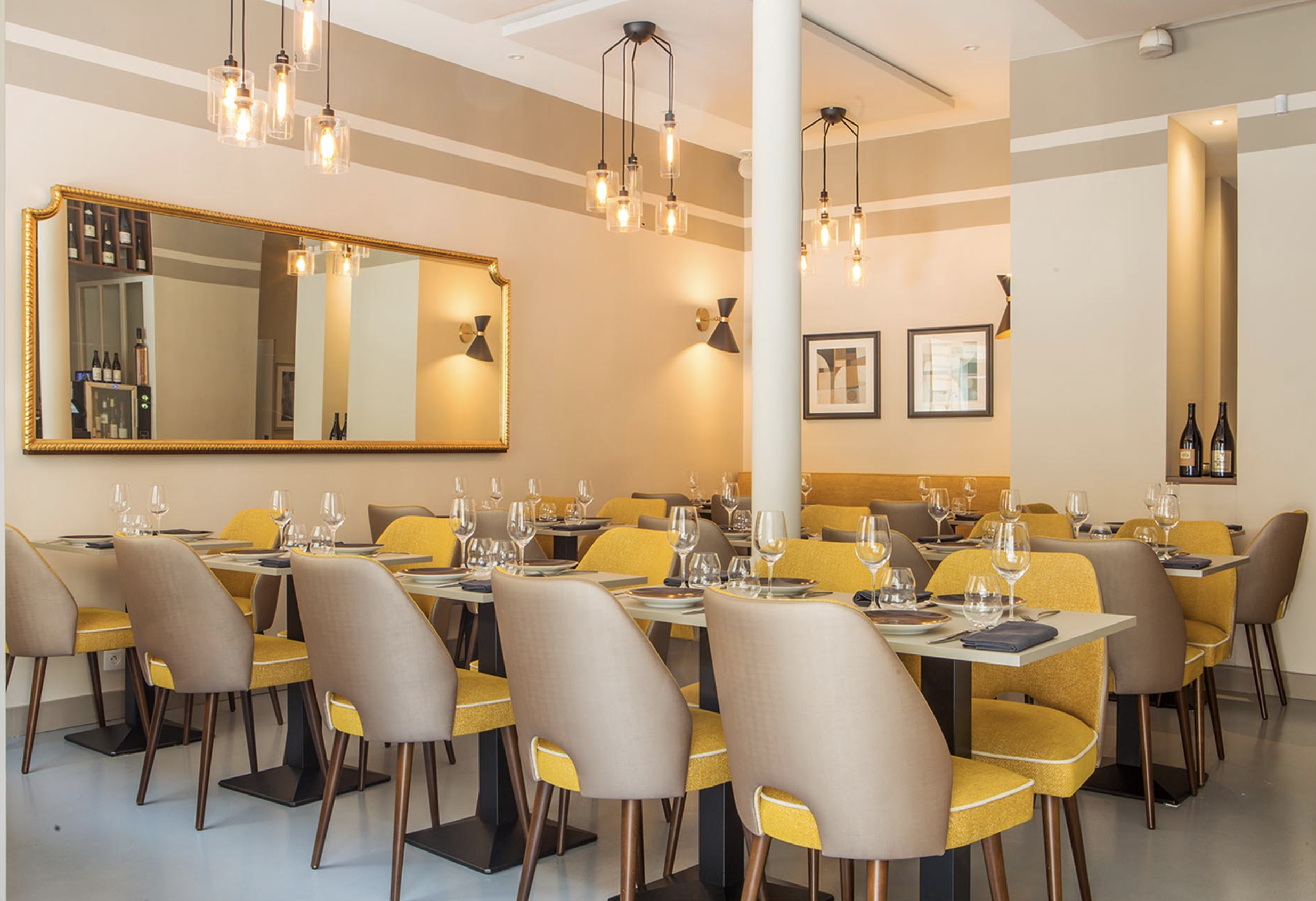 Tables dans un restaurant caviste bio