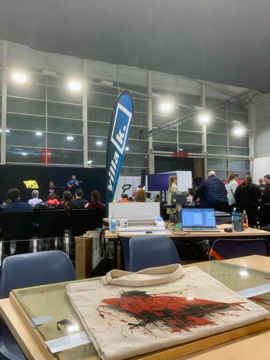Wir waren dieses Jahr wieder auf der SCHAU! Messe Dornbirn mit dabei! 🎉

In der Jungen Halle durften wir gemeinsam mit den Besucher:innen kreative Taschen bedrucken und so unser Jugendzentrum vorstellen. 🖌️👜 Dabei sind viele coole Designs entstand