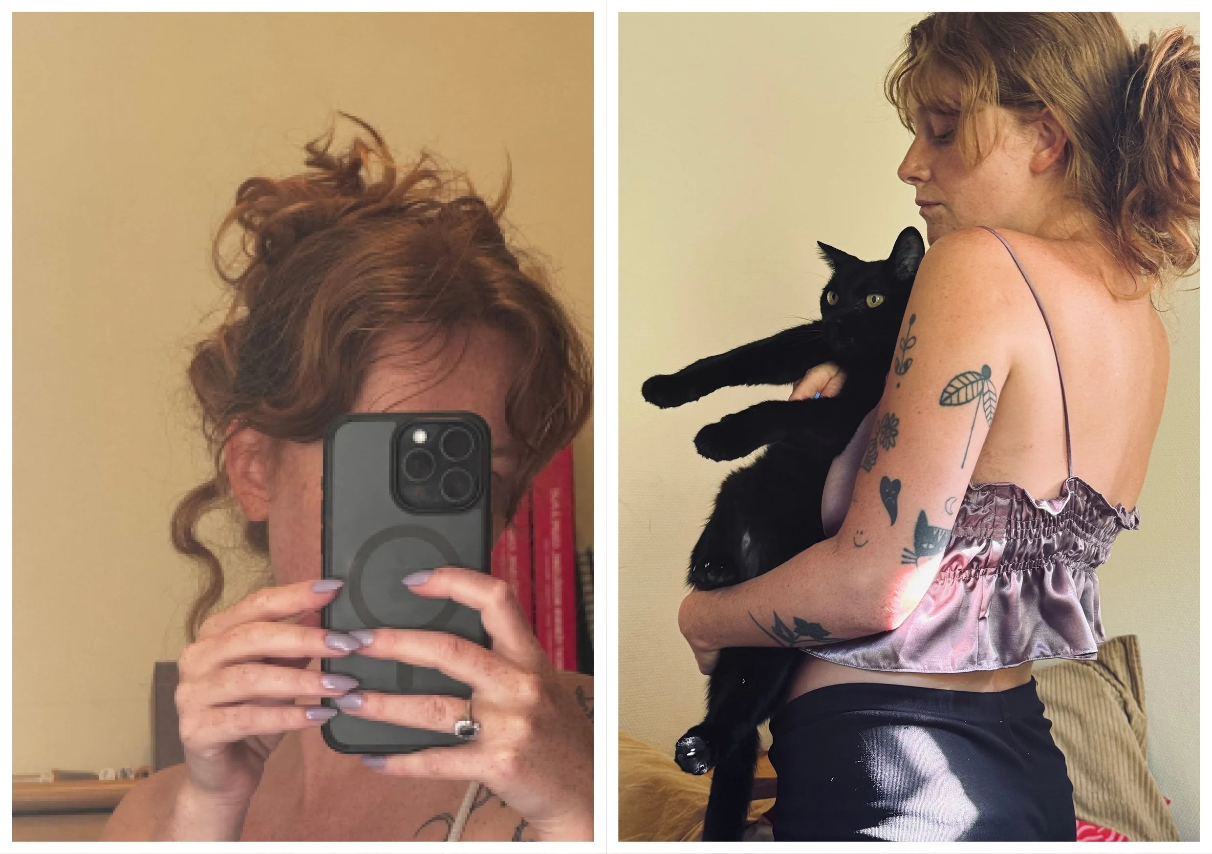 Une femme aux cheveux roux et bouclés, portant une robe sans manches, pose avec un téléphone pour une photo selfie dans un miroir, en arrière-plan un mur beige et une étagère avec des livres.