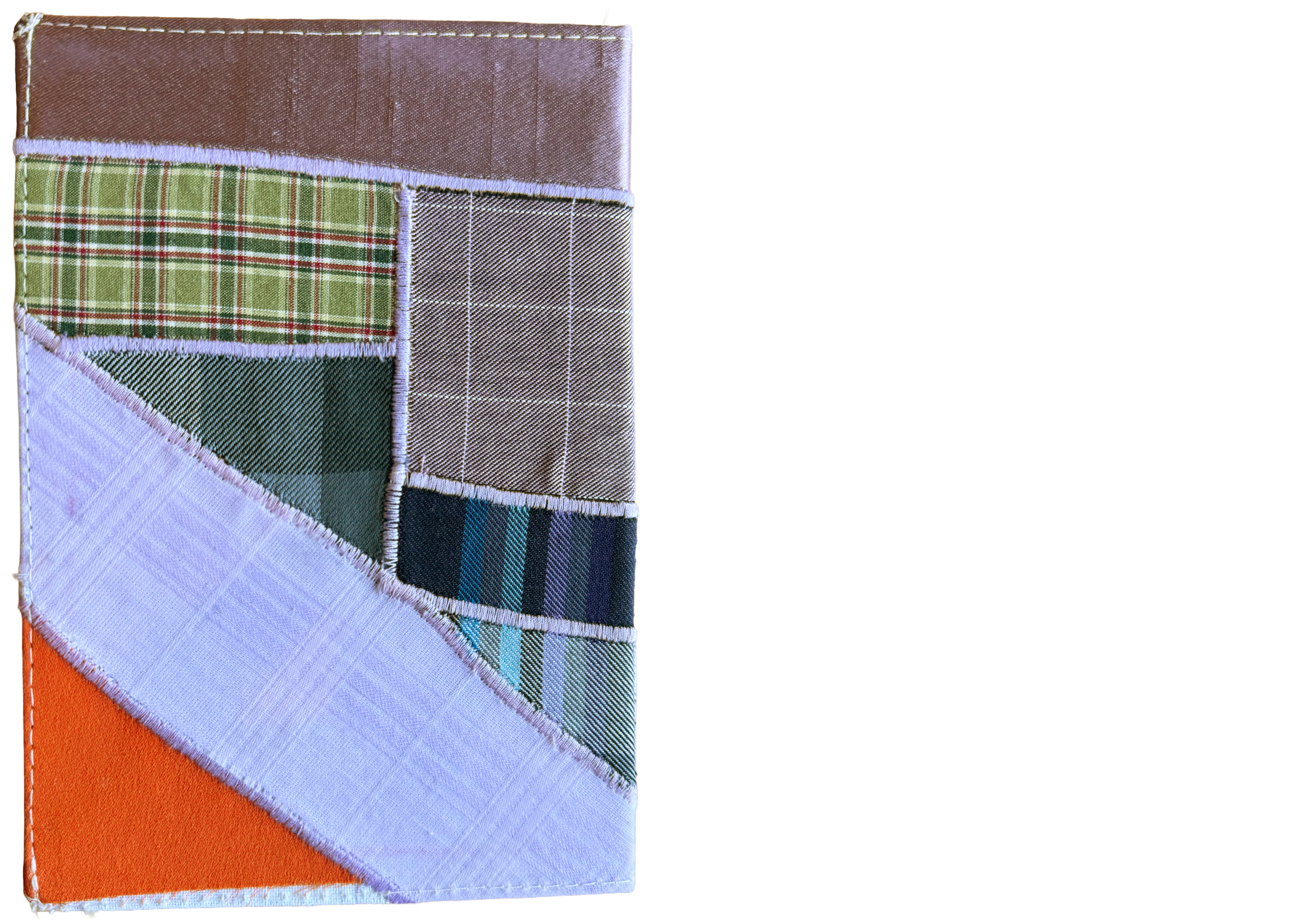 Un échantillonnage de divers tissus en différents motifs et couleurs, superposés et bordés de couture blanche.