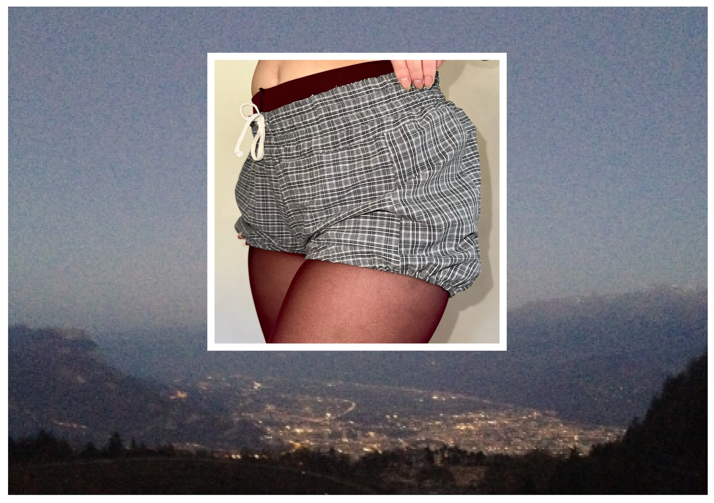 Un homme portant un short à carreaux gris et une paire de collants en résille noire.