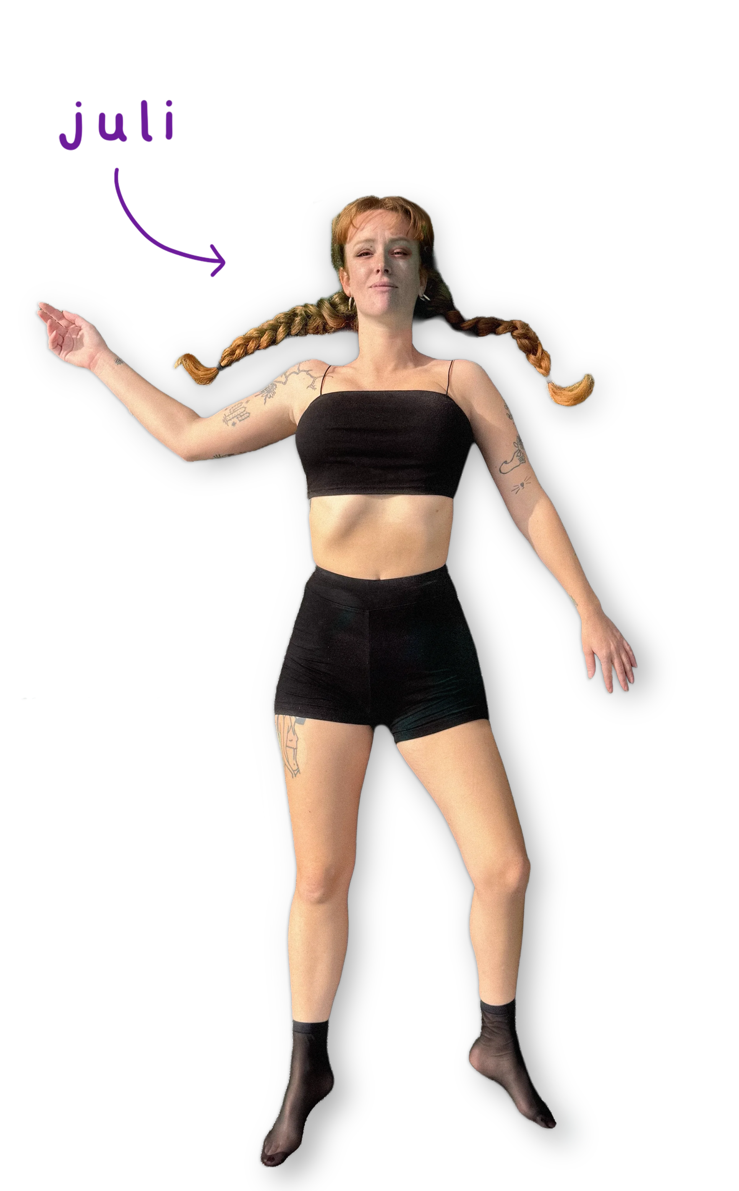 Une femme avec des cheveux roux tressés, portant un débardeur noir et un short noir, se tient contre un fond noir, levant un bras. Il y a une annotation en violet à gauche avec le mot "juli" et une flèche pointant vers ses cheveux.