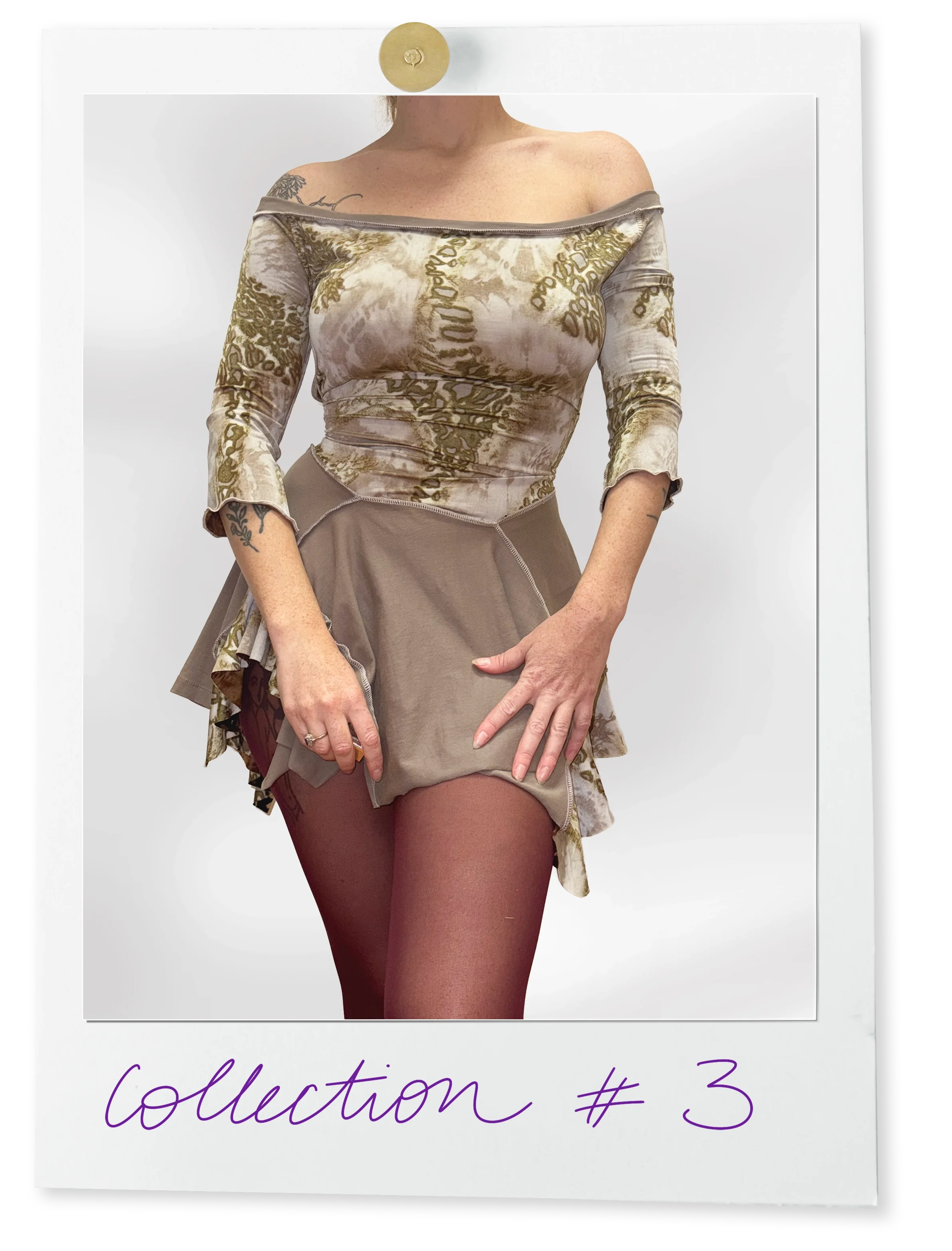 Une femme porte une robe moulante en tissu brillant beige avec des motifs dorés, une jupe ou robe superposée beige, et des collants marrons, avec des tatouages visibles sur le bras et l'épaule. La photo est encadrée avec le texte manuscrit 'collection #3' en bas.