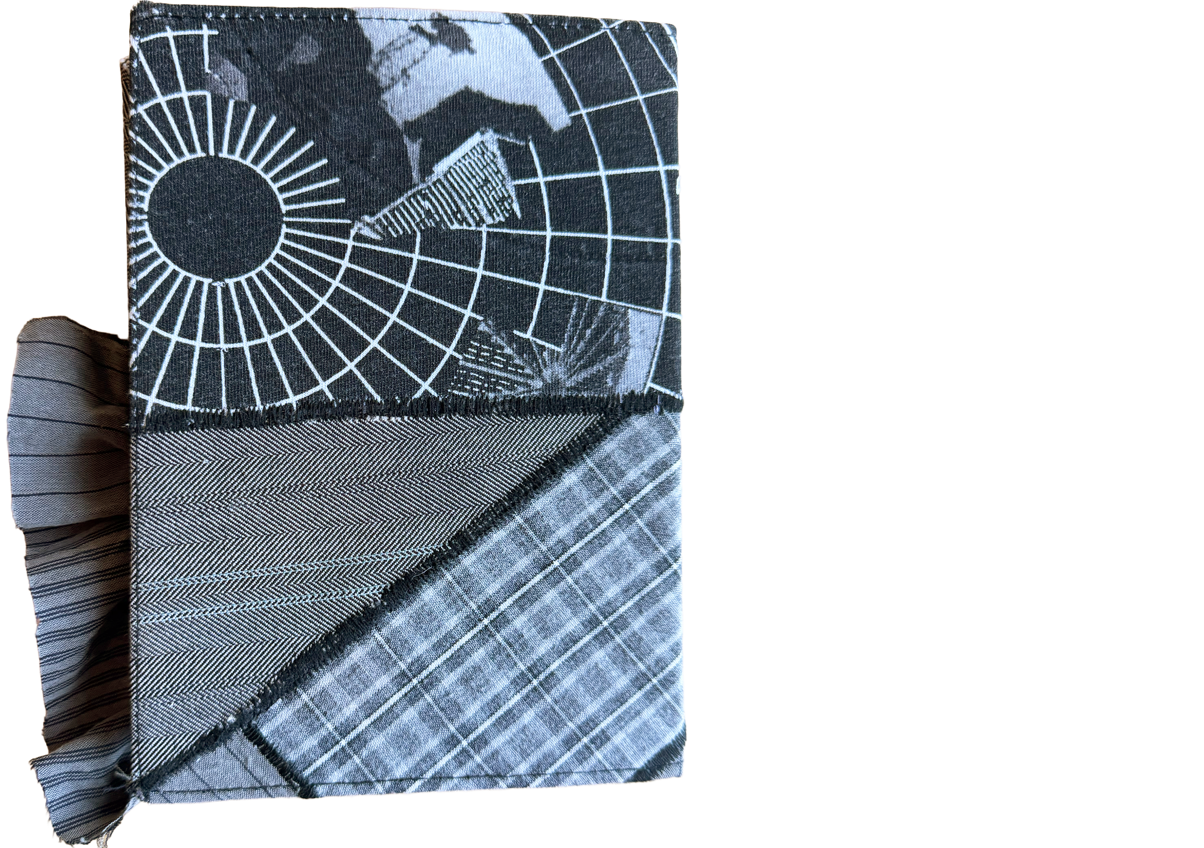 Un carreau de mosaïque avec des motifs géométriques en blanc et noir, incluant un globe terrestre stylisé et des lignes de latitude et longitude.