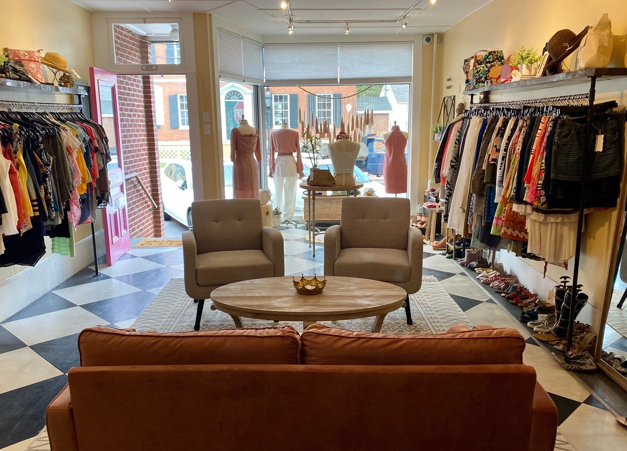                Hello Lovely: The Story of a Shop, a                   Community, and a Return