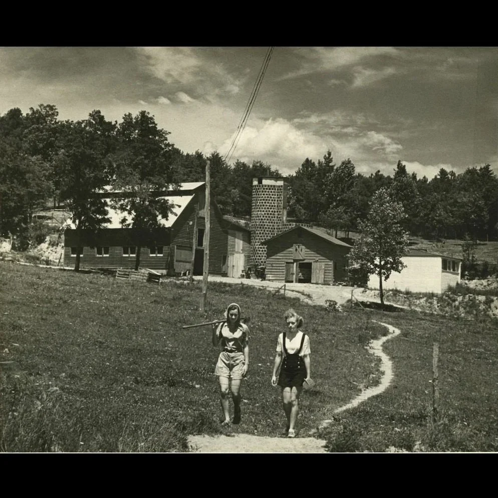 Students+walking+toward+Black+Mountain+College+barn+and+silo.jpg