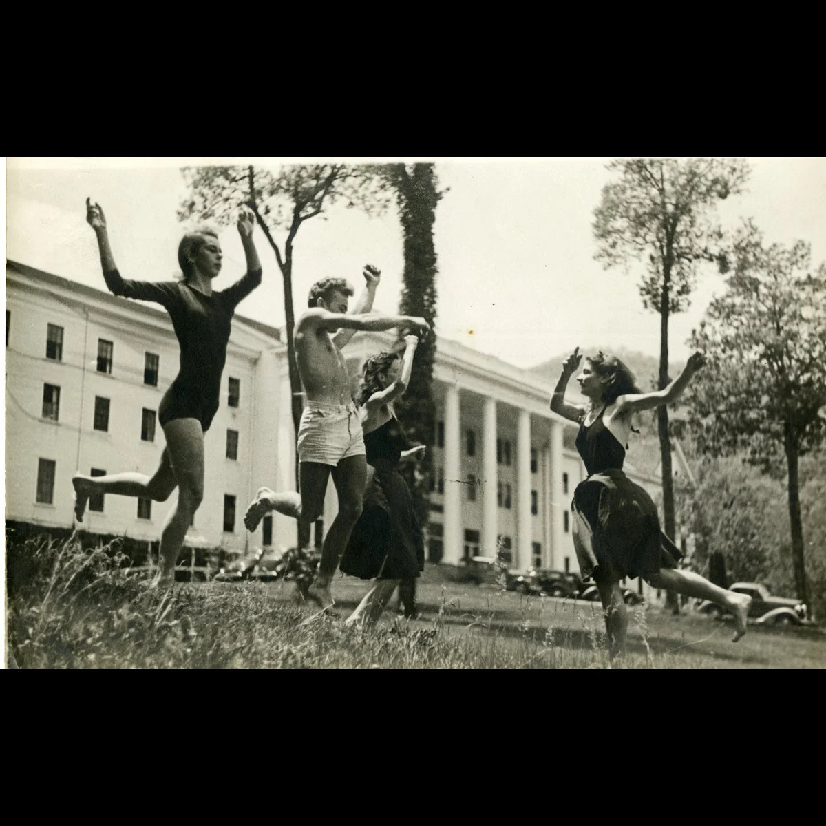 BMC190_NCSA_SueRileyPapers_Box1_DancePhotos_LeeHallLawn 001_1930s.jpg