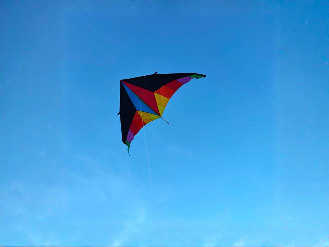 Cometa de colores en cielo azul