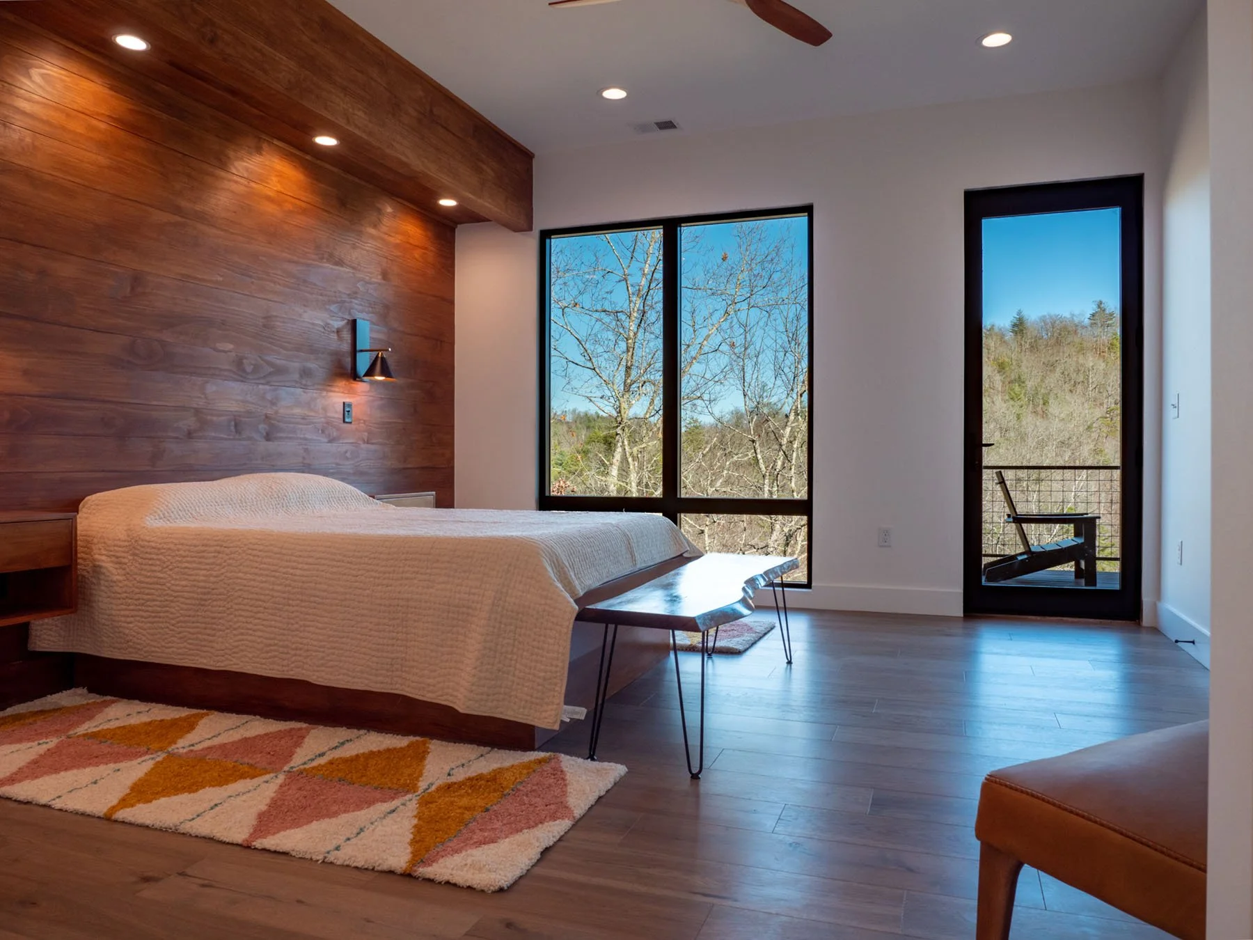 Modern Bedroom and Windows - Mountain Ridge Custom Builders