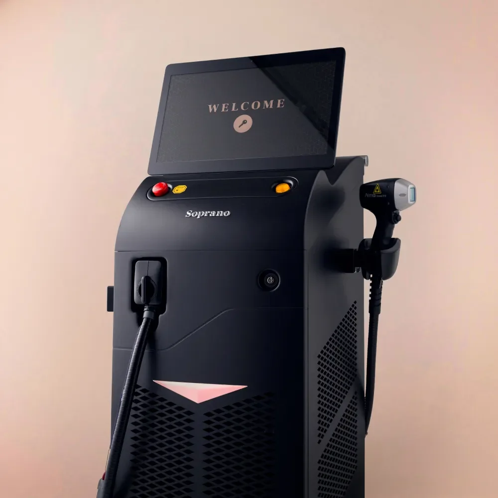 Machine de traitement laser pour épilation avec écran tactile affichant 'WELCOME' et deux boutons, une poignée de laser à droite.