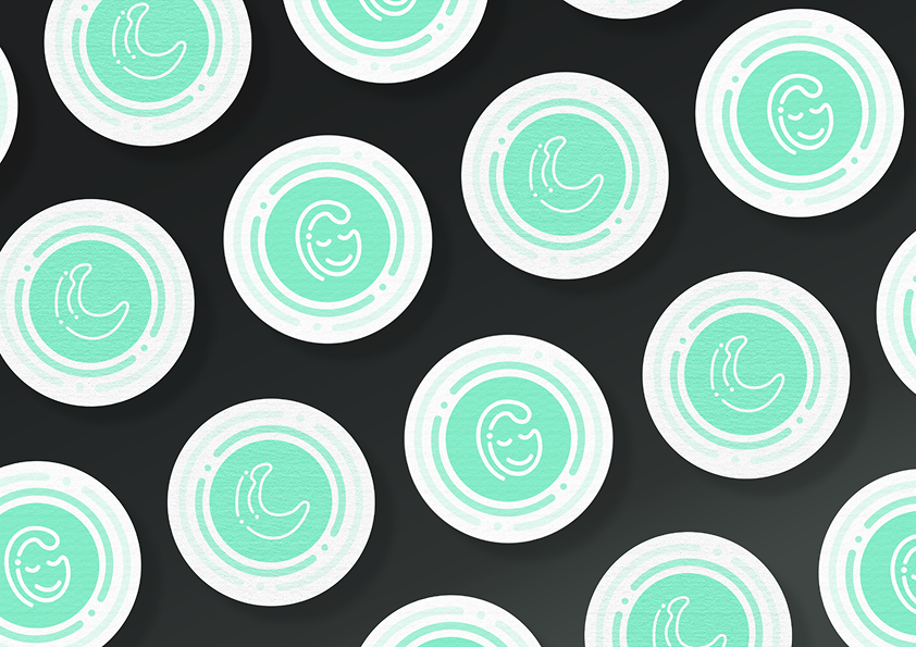 Logo circulaire avec un visage souriant et une banane stylisée, répété en motif.