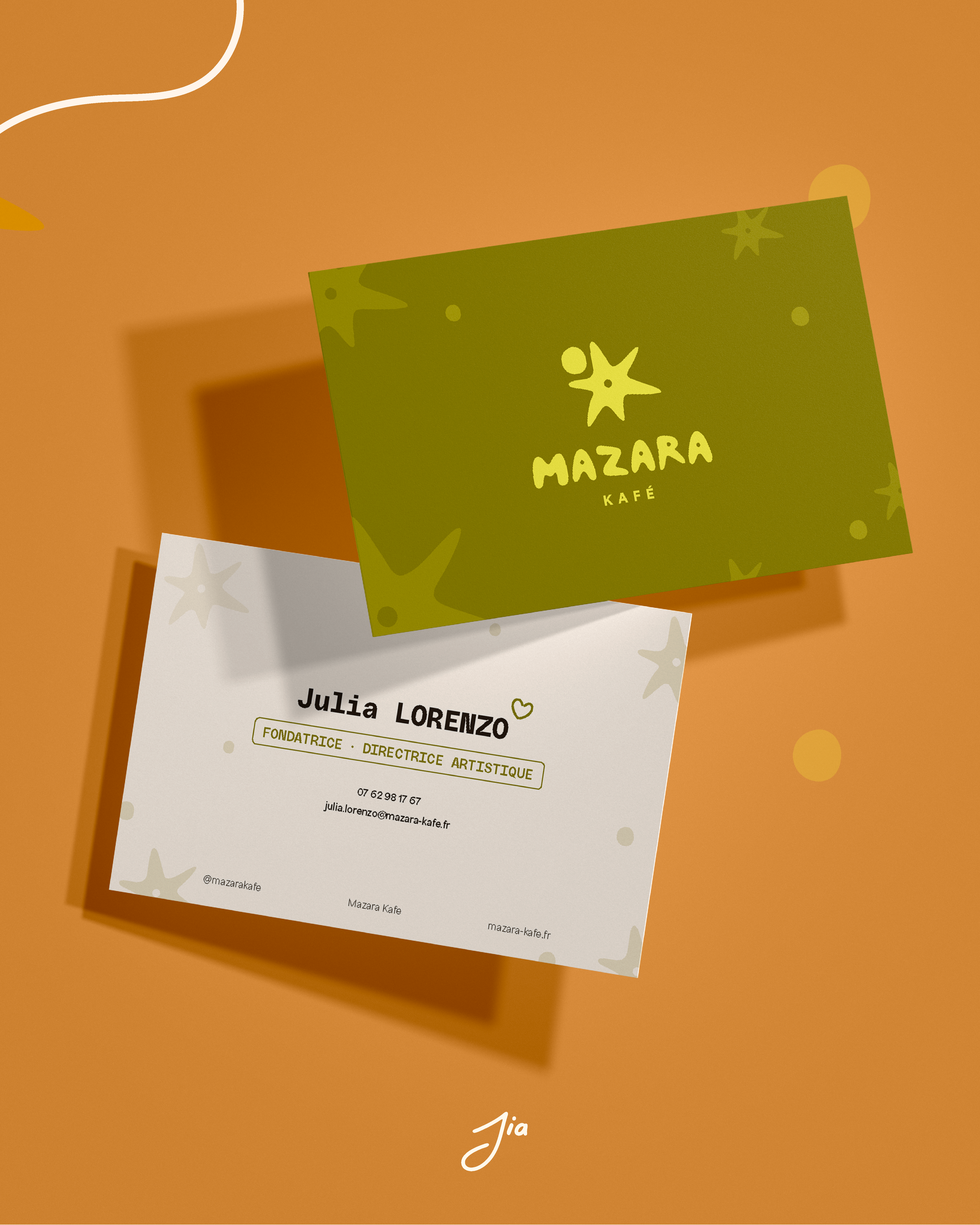 Carte de visite pour Julia Lorenzo, fondatrice et directrice artistique de Mazara Kafé, avec des étoiles et un cœur, sur fond blanc, et une carte verte avec le logo Mazara Kafé. Fond orange.