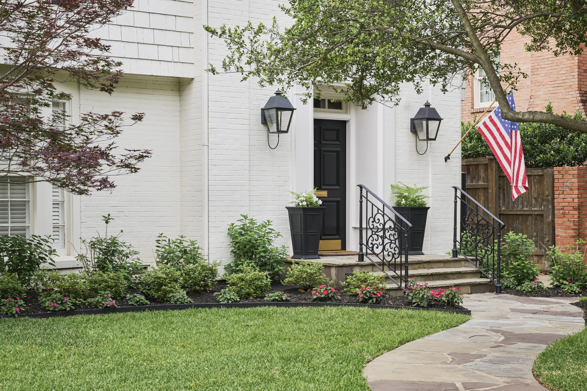 Fairfax Avenue Highland Park Dallas
Designed by Caroline Higgins of Caroline Higgins Design
Install by Victory Landscapes
Photography by Kate Iwanski of K8 Creative