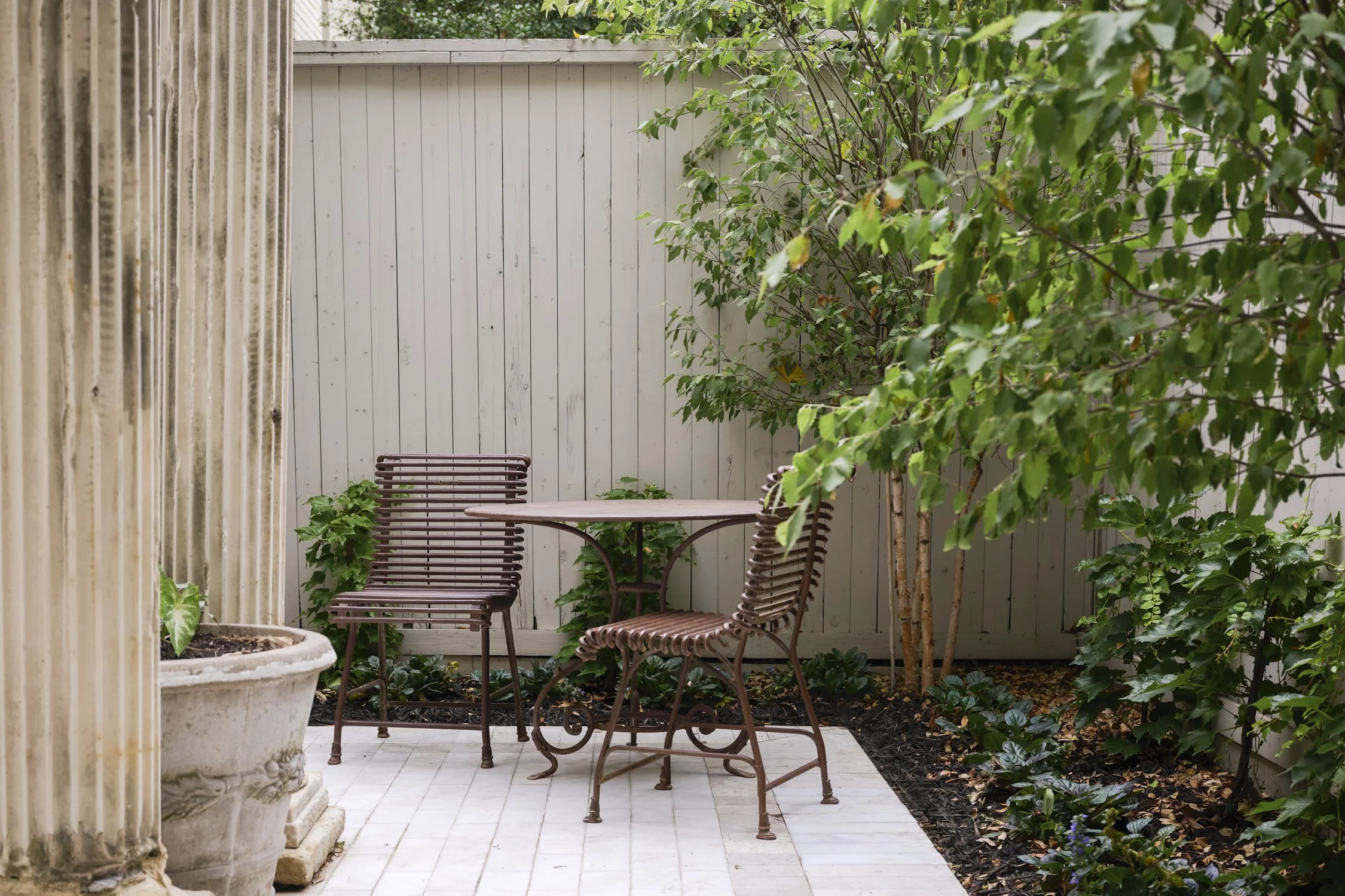 Welborn Courtyard Turtle Creek Dallas
Designed by Caroline Higgins of Caroline Higgins Design
Install by Victory Landscapes
Photography by Kate Iwanski of K8 Creative