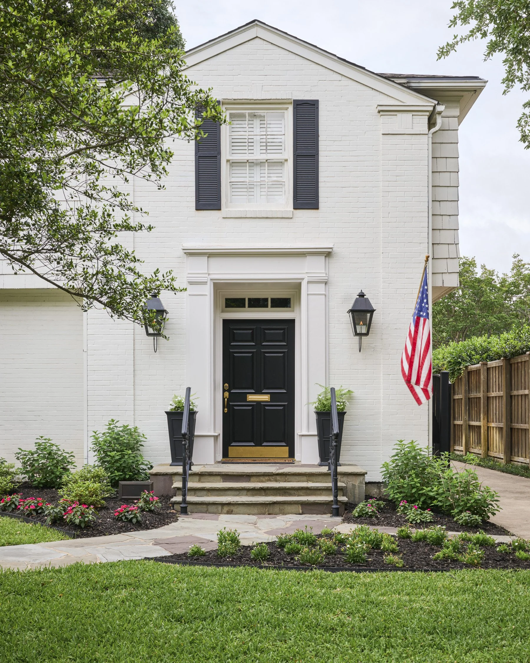 Fairfax Avenue Highland Park Dallas
Designed by Caroline Higgins of Caroline Higgins Design
Install by Victory Landscapes
Photography by Kate Iwanski of K8 Creative