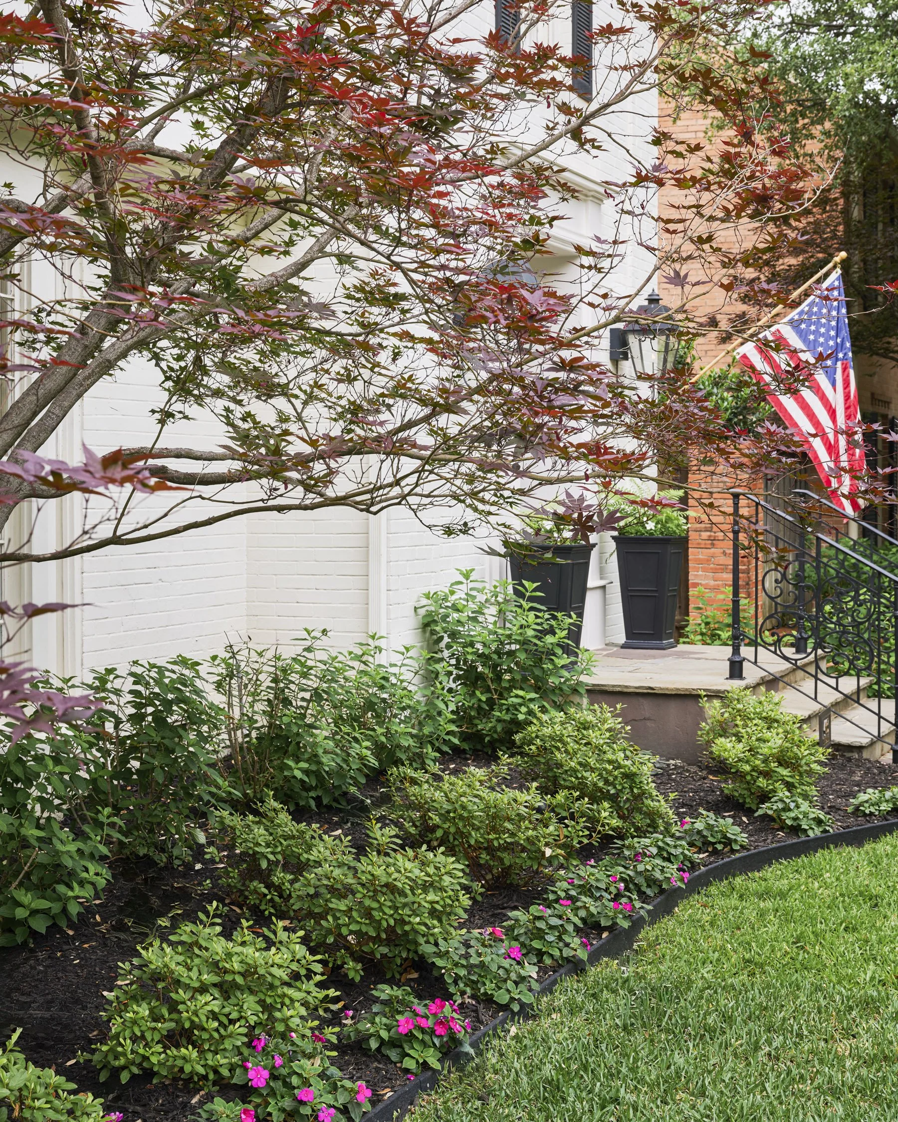 Fairfax Avenue Highland Park Dallas
Designed by Caroline Higgins of Caroline Higgins Design
Install by Victory Landscapes
Photography by Kate Iwanski of K8 Creative