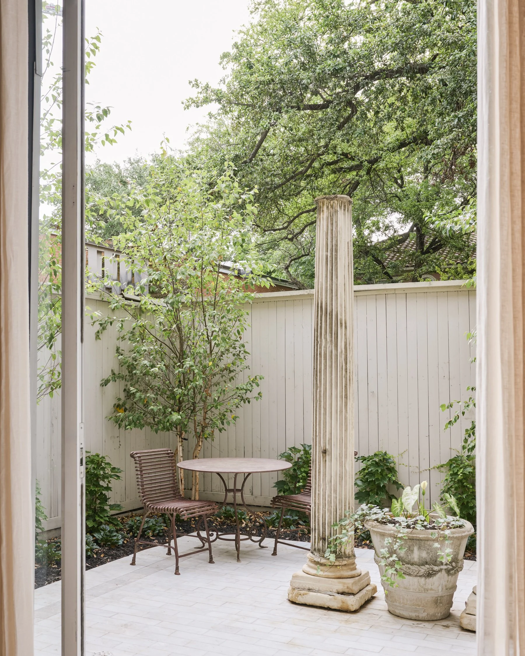 Welborn Courtyard Turtle Creek Dallas
Designed by Caroline Higgins of Caroline Higgins Design
Install by Victory Landscapes
Photography by Kate Iwanski of K8 Creative