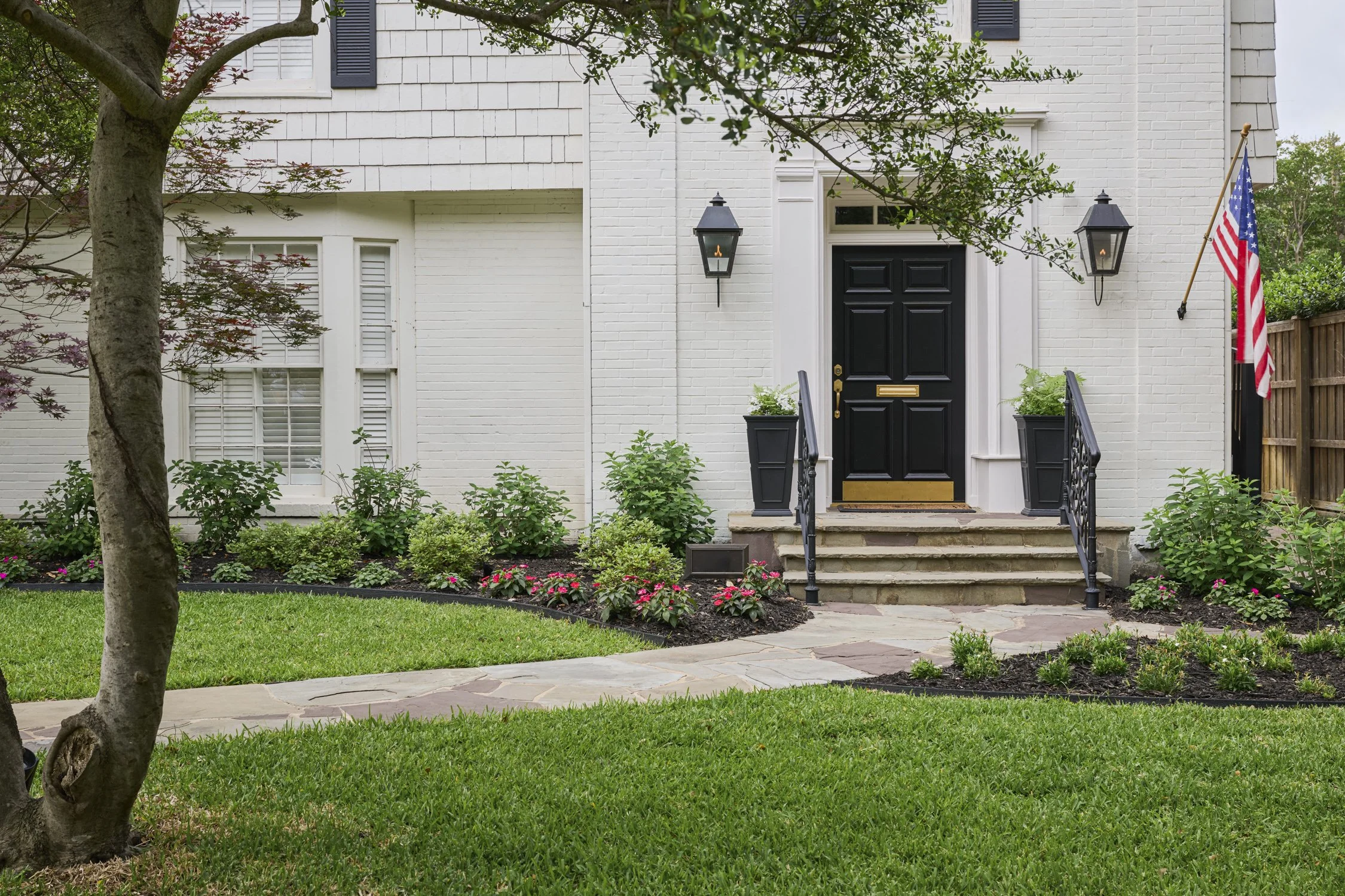 Fairfax Avenue Highland Park Dallas
Designed by Caroline Higgins of Caroline Higgins Design
Install by Victory Landscapes
Photography by Kate Iwanski of K8 Creative