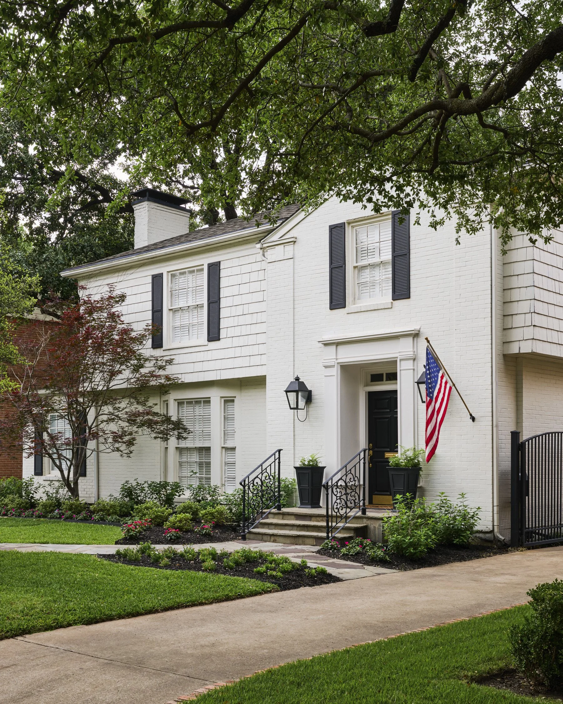 Fairfax Avenue Highland Park Dallas
Designed by Caroline Higgins of Caroline Higgins Design
Install by Victory Landscapes
Photography by Kate Iwanski of K8 Creative