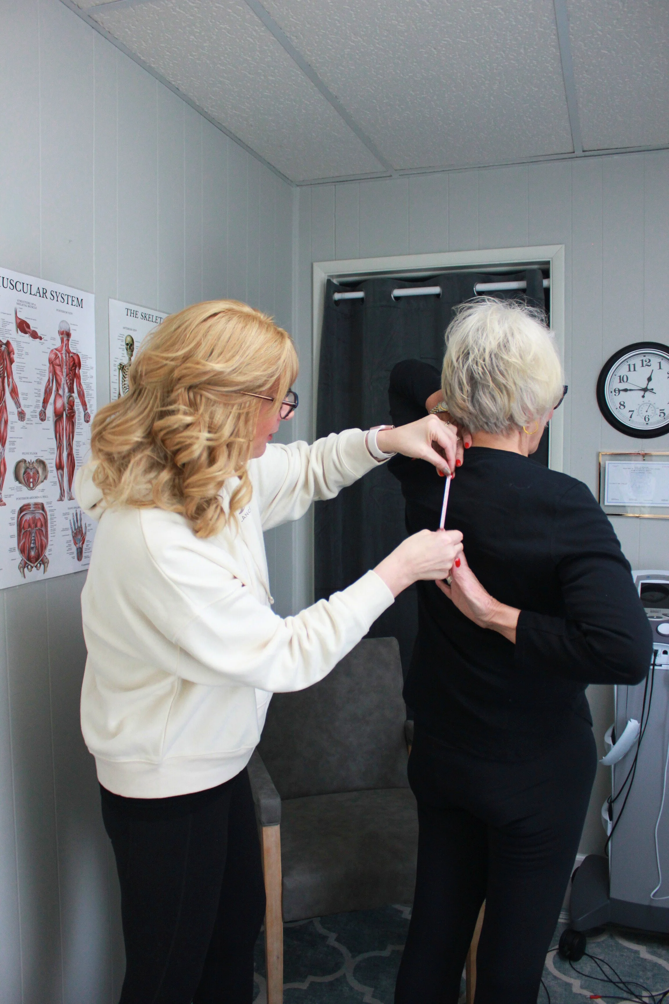 A physical therapist administering an Adult Functional Independence Test.