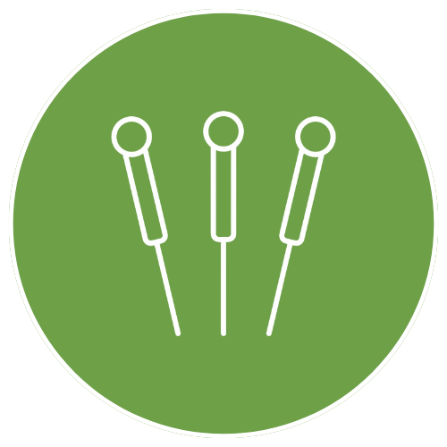 Illustration of three acupuncture needles on a green circular background.