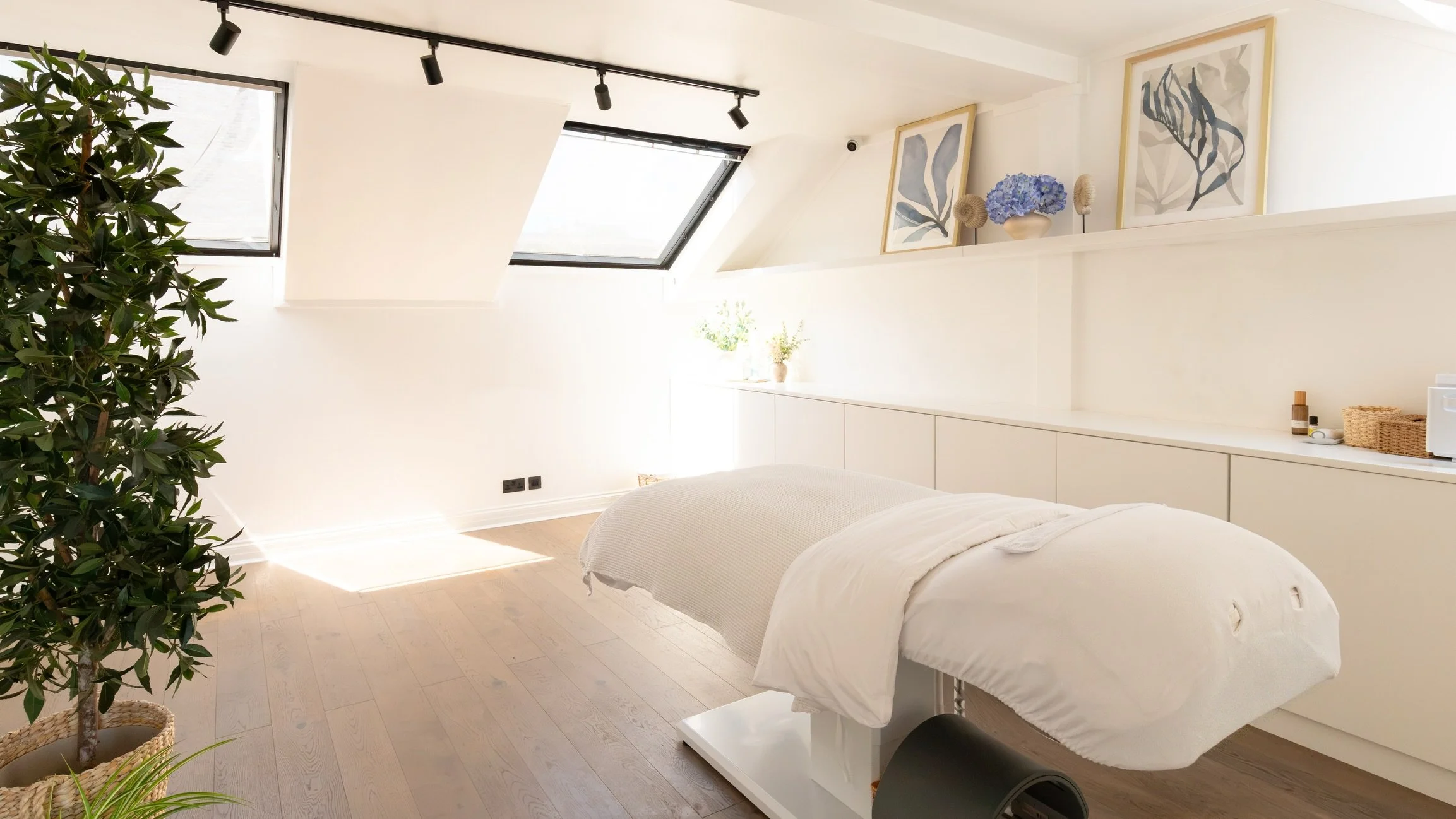 A little look around the treatment room 🤍
A space dedicated to helping you feel relaxed, refreshed, and confident in your skin.

Thank you, @fresha for these beautiful photos.