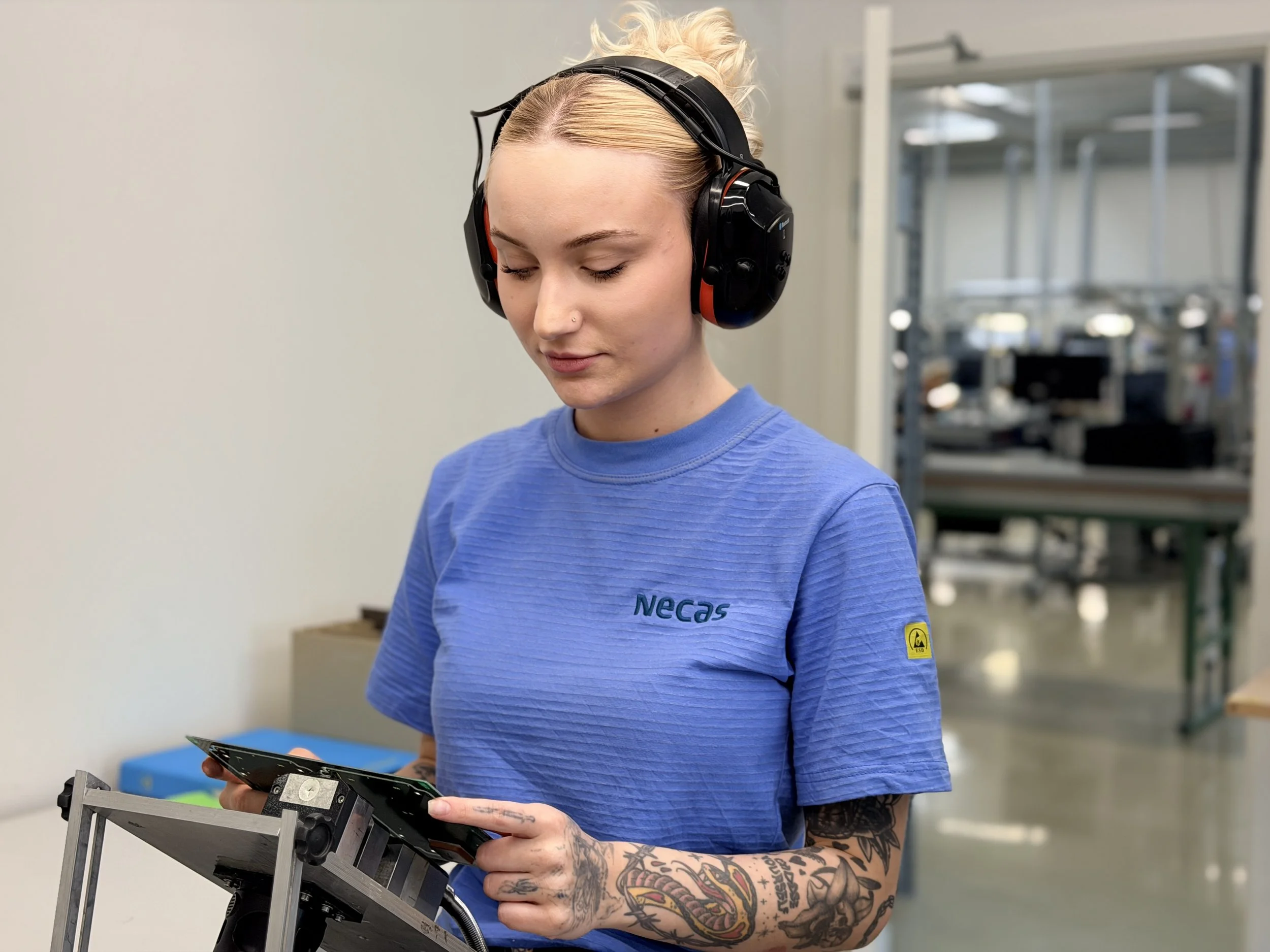 Vores elektronikmedarbejder står her med udskæring af PCB.