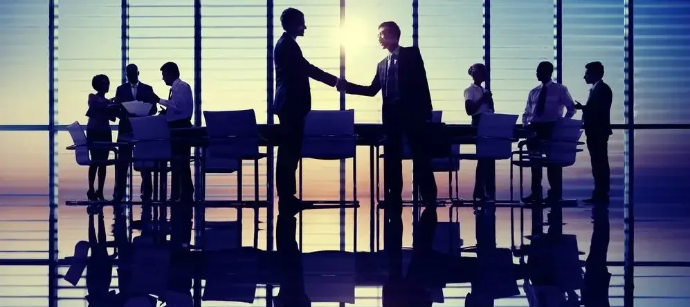 Reunión de negocios internacionales y networking entre productores de destilados durante el festival Agave Fest 2026.