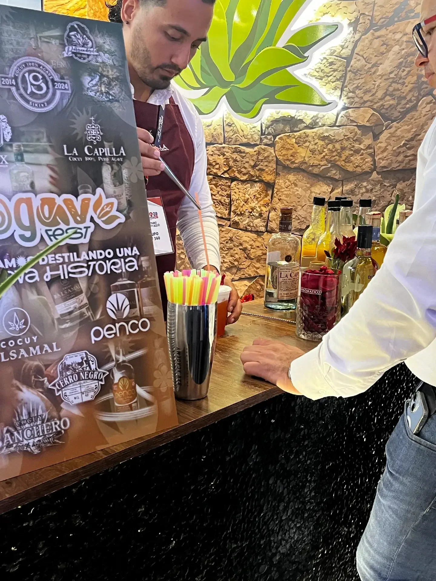 Presentación de tragos y productos destacados en la barra de exhibición del evento.