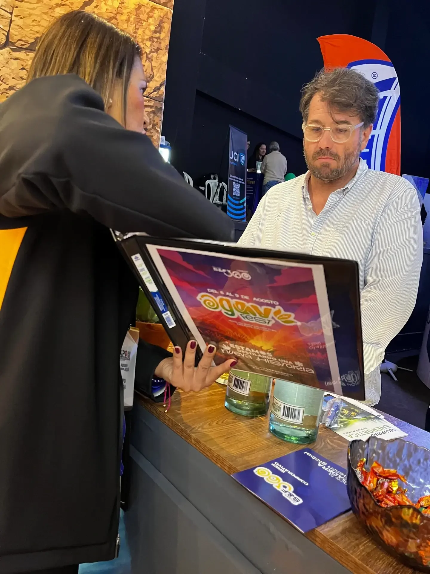 Un bartender profesional preparando un cóctel de autor con cocuy durante un show de mixología en vivo en el Agave Fest.