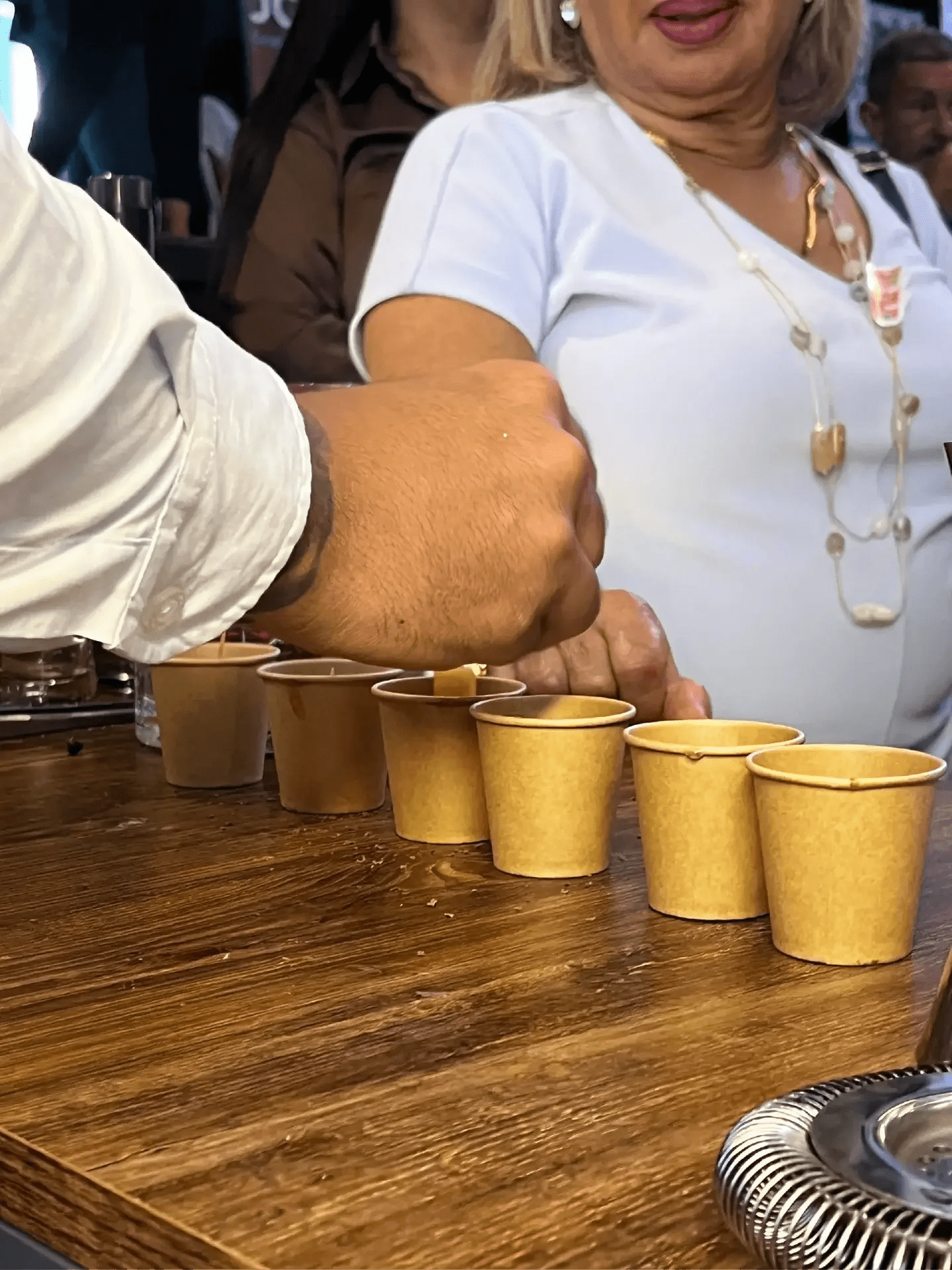 Público e invitados compartiendo experiencias en los espacios de cata y gastronomía.