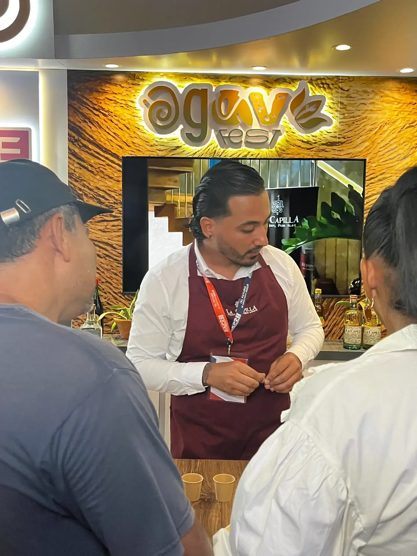 Asistentes participando en las dinámicas de cata y aprendizaje sobre destilados de agave.